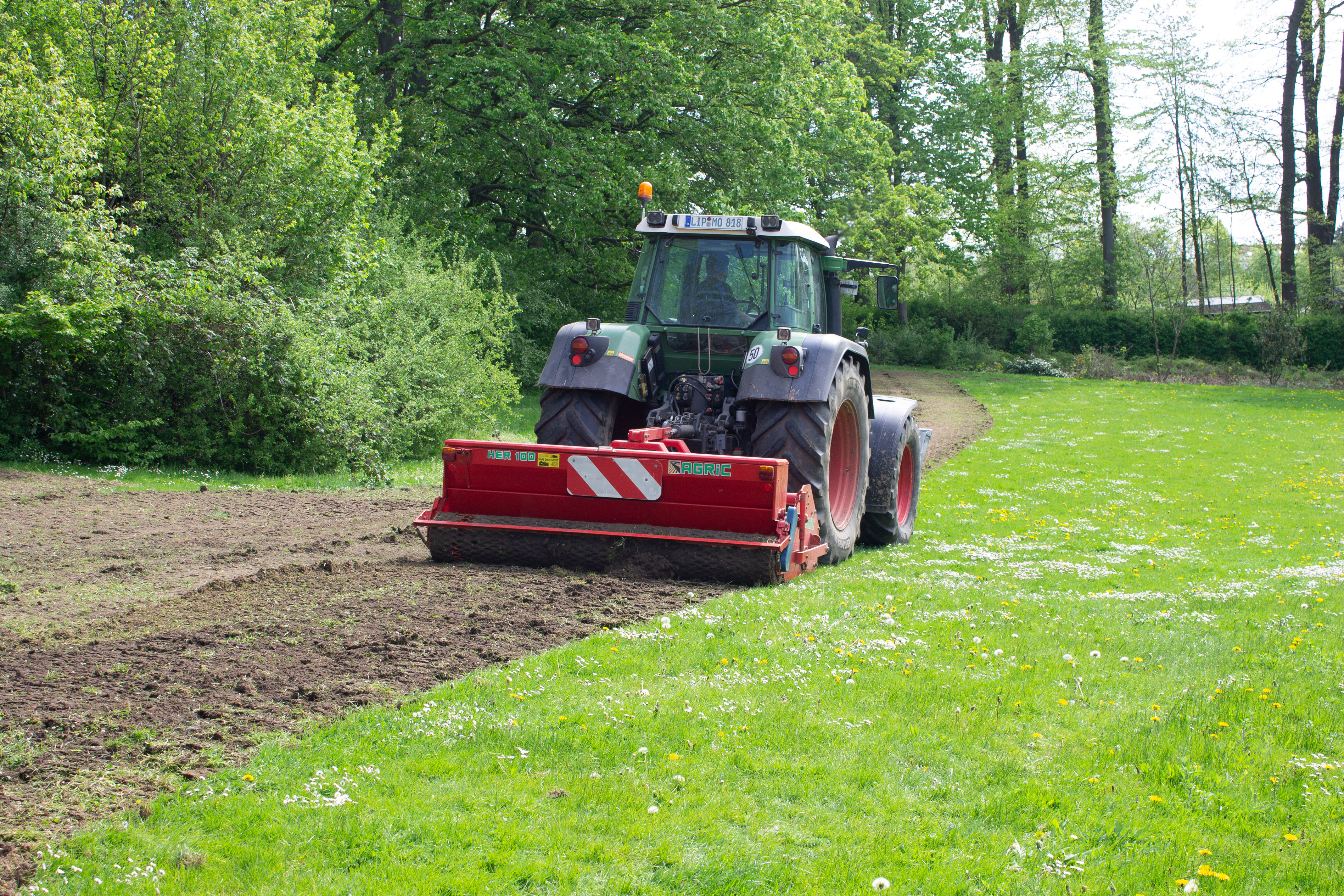 Mit Hilfe von Spezialmaschinen wurde im Mai die Rasenfläche abgefräst. 