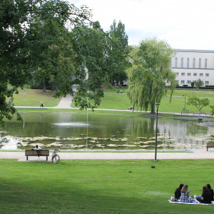 Bürgerpark mit Teich und Besucher*innen