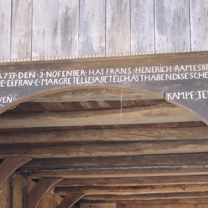 Inschrift auf dem Torbalken der Scheune