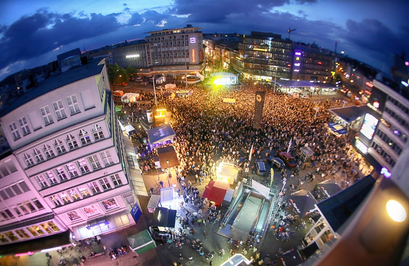Luftbildaufnahme von Menschenmenge auf Jahnplatz.