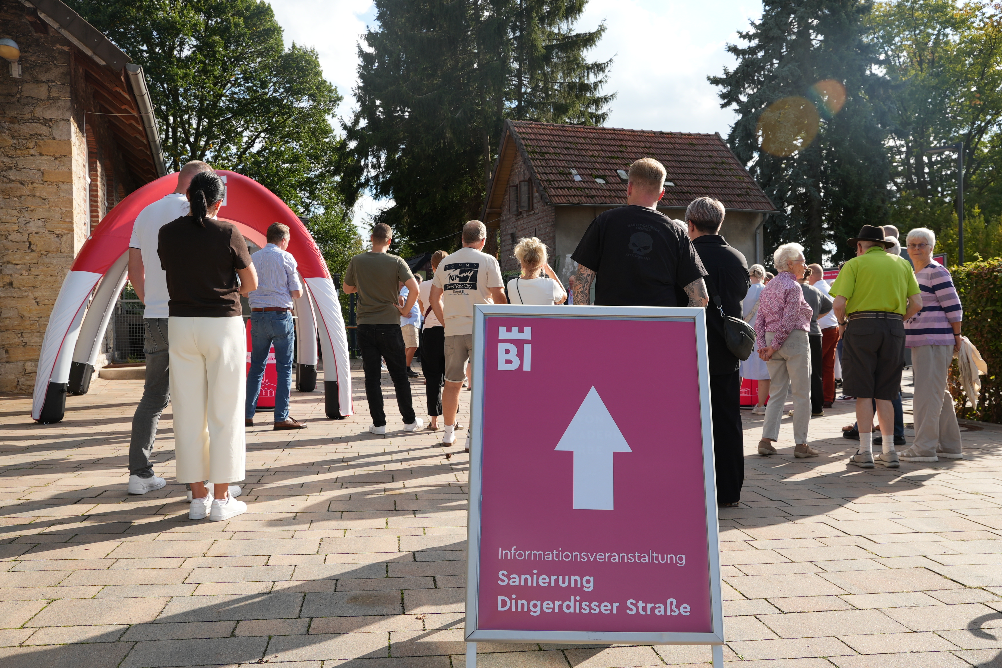 Viele Nachbarn kamen zur Beteiligungsveranstaltung auf dem Hof der Kita. Foto: Stadt Bielefeld