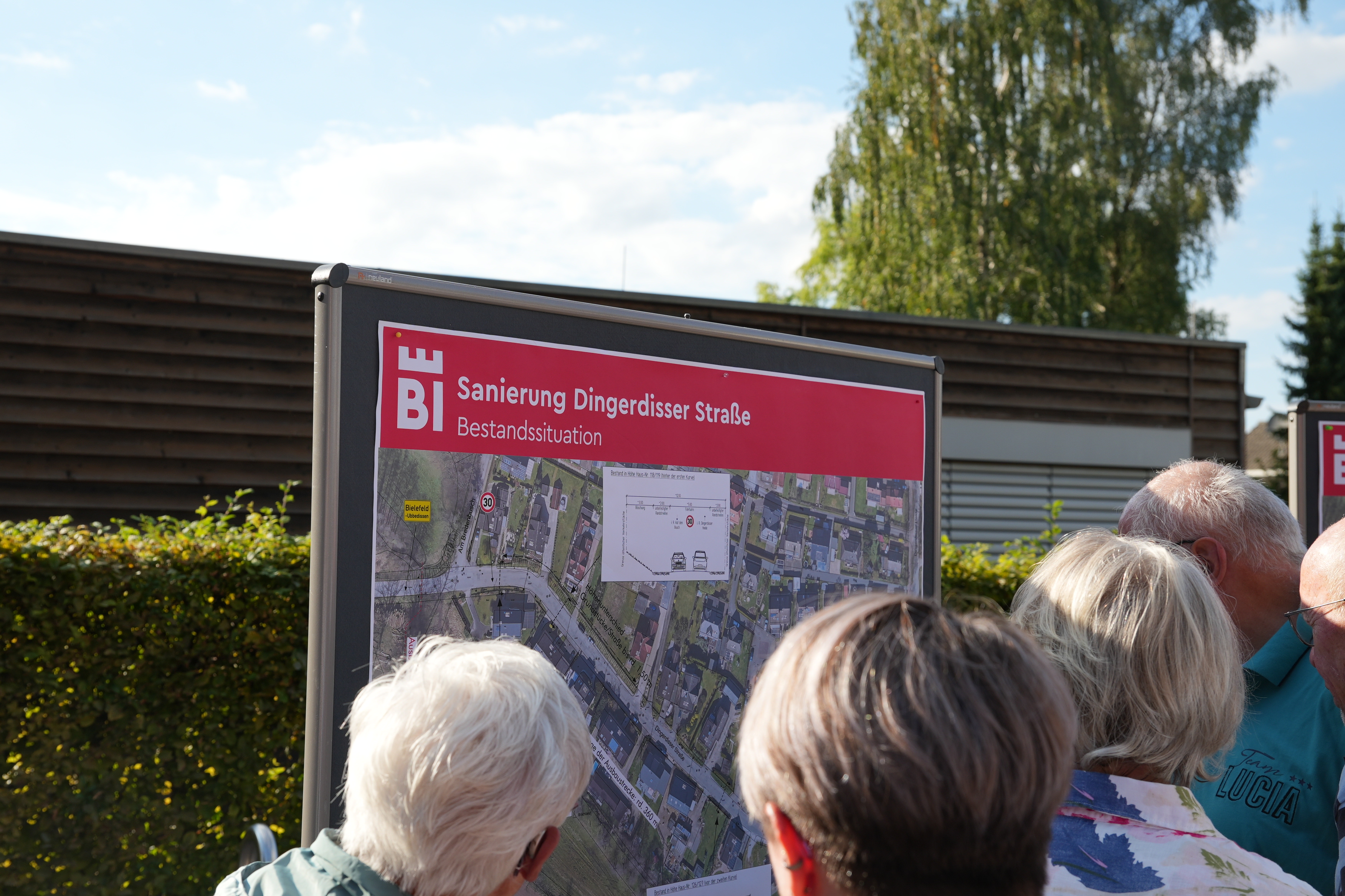 Die Nachbarn informieren sich an den Stellwänden über die Umgestaltung der Dingerdisser Straße. Foto: Stadt Bielefeld