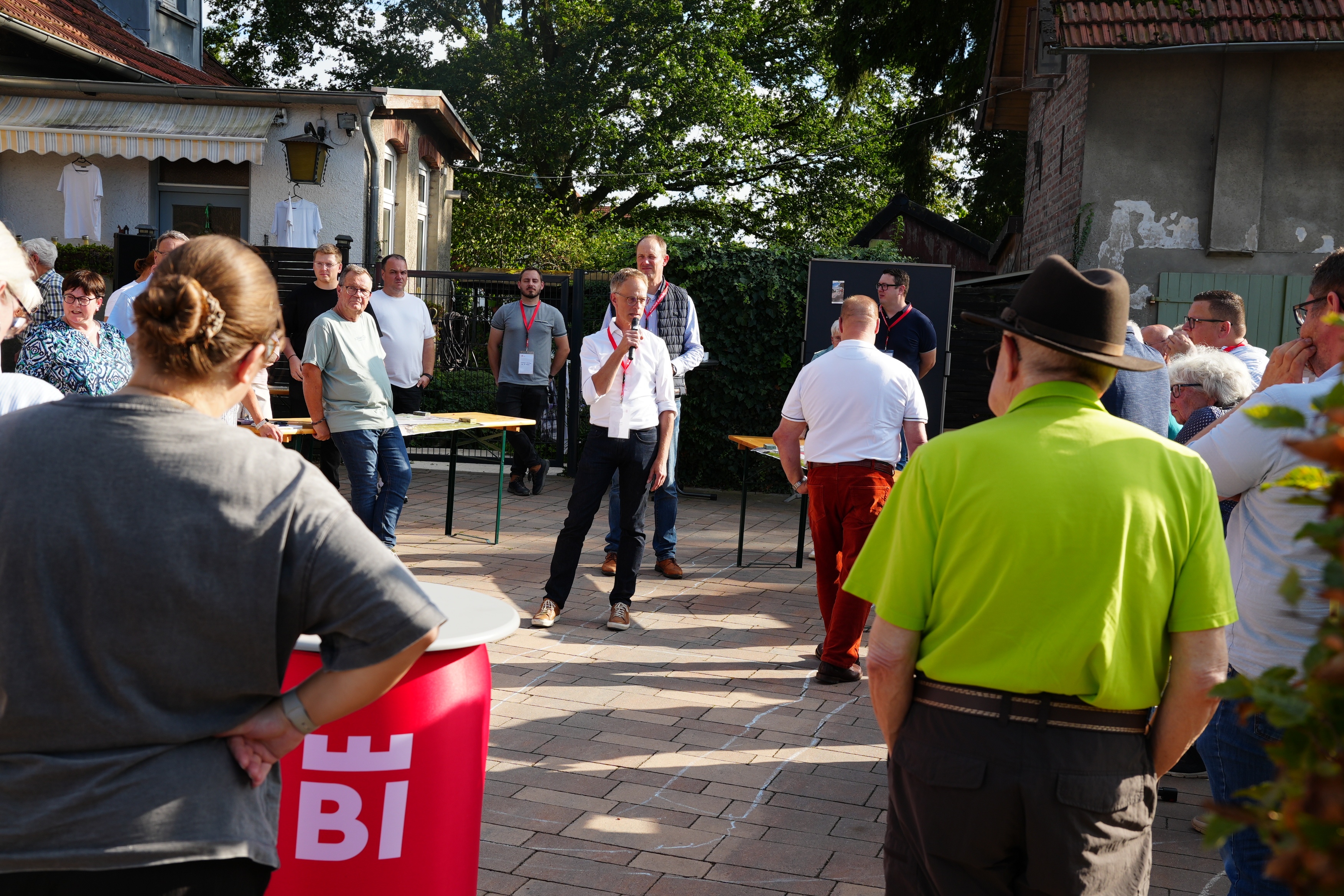 Projektleiter Oliver Spree vom Amt für Verkehr(Foto-Mitte) erklärt den Ablauf der Beteiligungsveranstaltung. Foto: Stadt Bielefeld