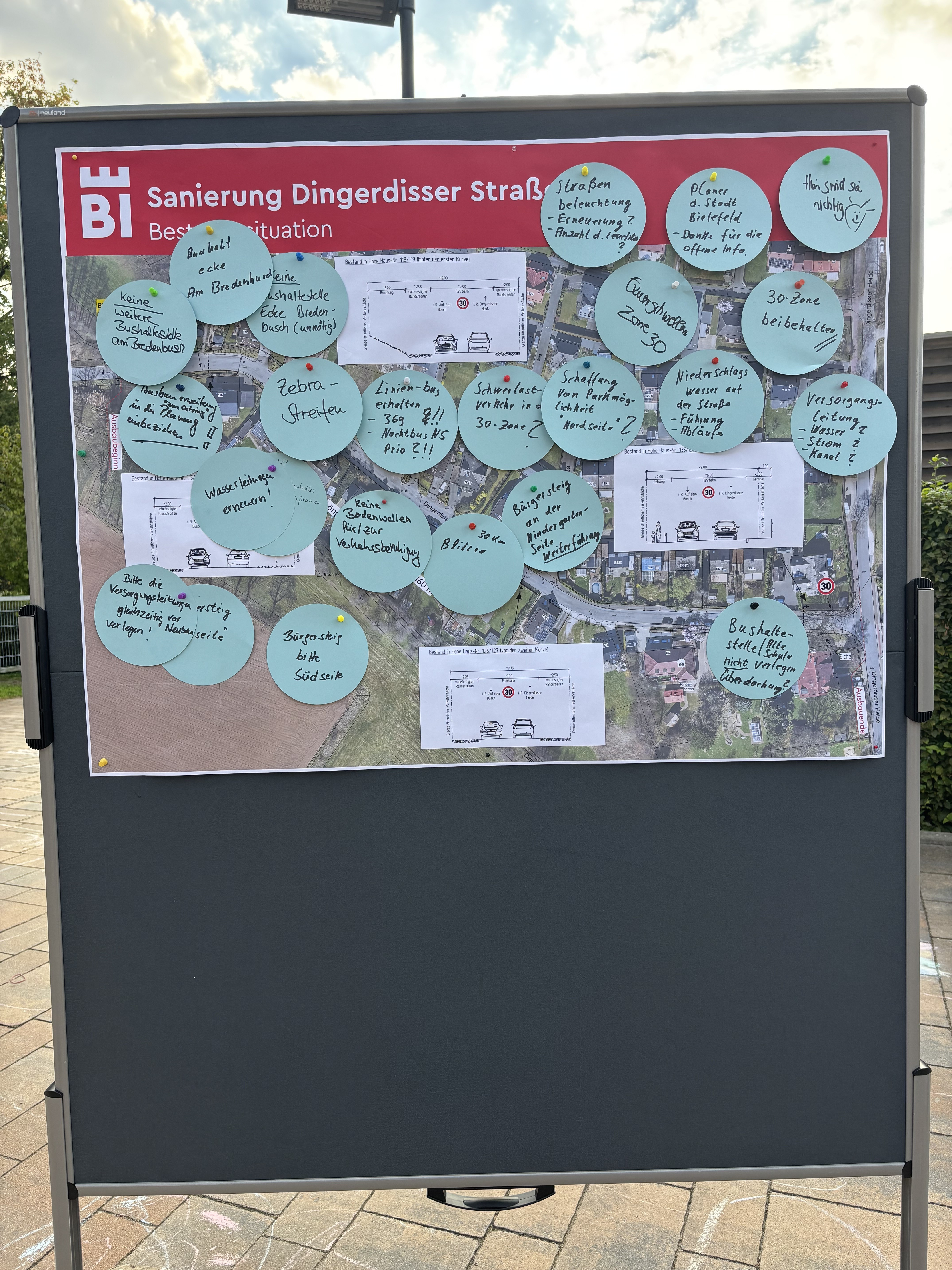 Auf Stellwänden wurden die Hinweise der Nachbarn zur Umgestaltung der Dingerdisser Straße gesammelt. Foto:Stadt Bielefeld