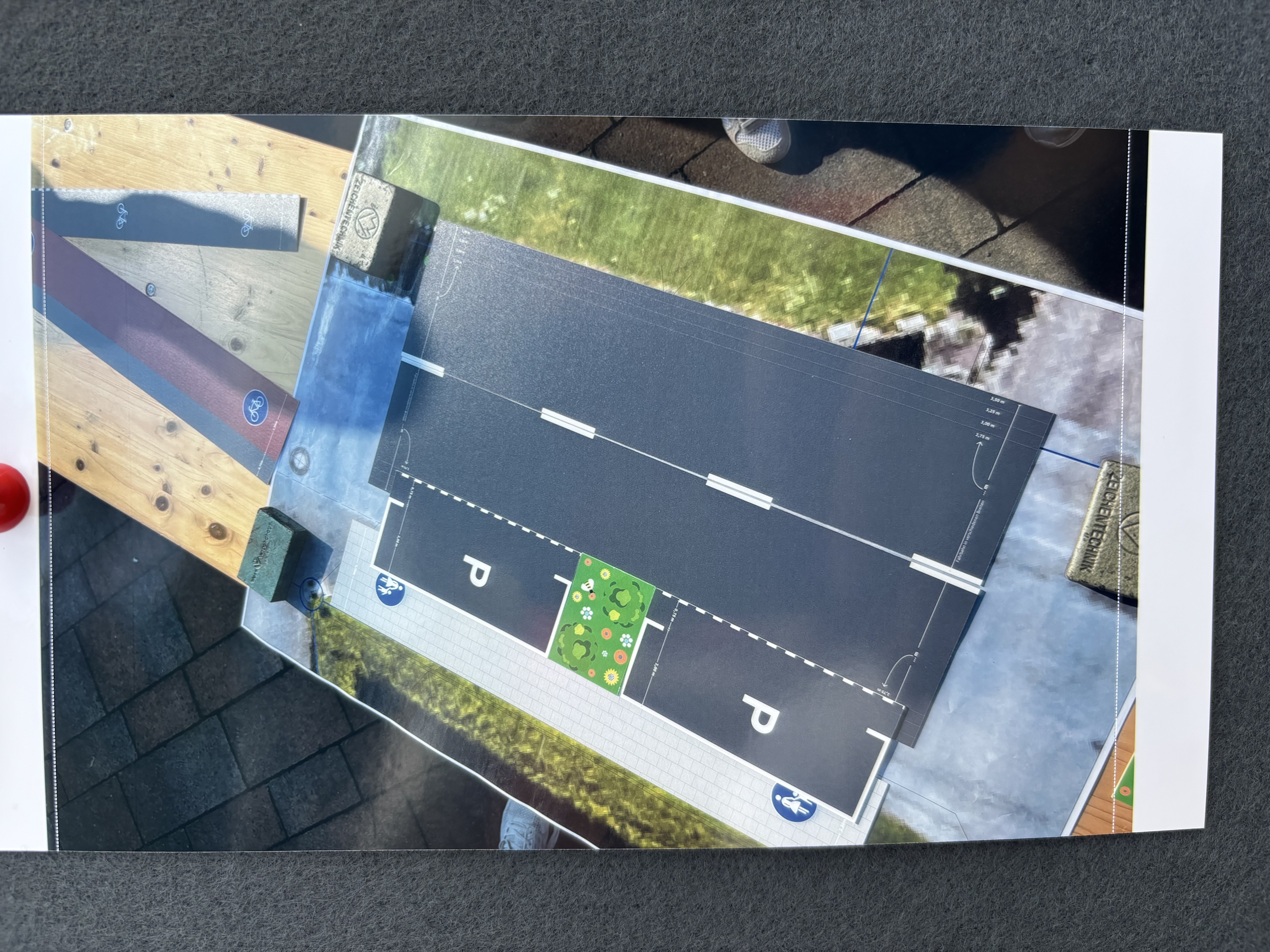 Gehweg-Parken hintereinander mit Straßengrün. Foto: Stadt Bielefeld