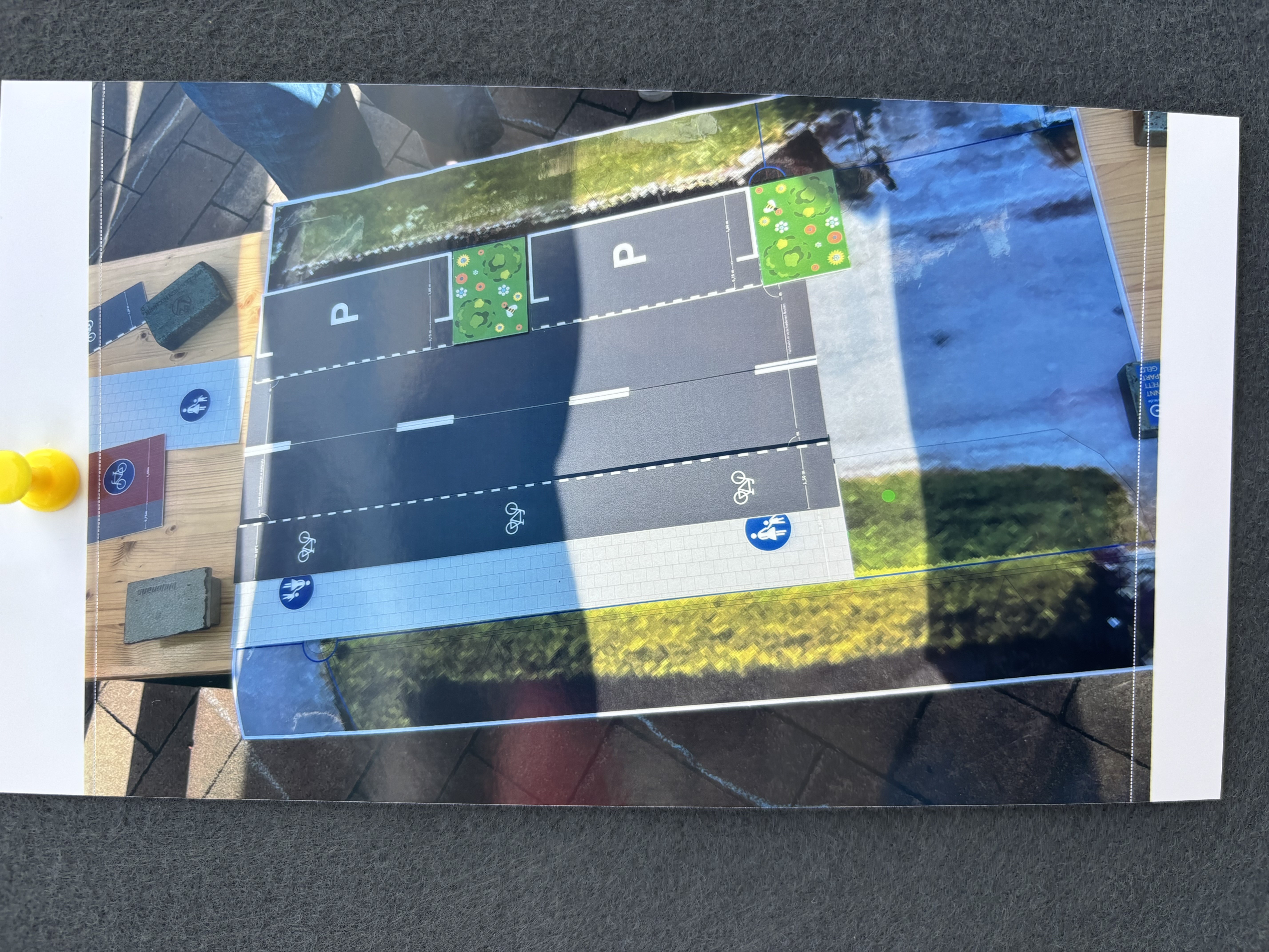 Parken hintereinander - getrennt mit Straßengrün - auf der anderen Straßenseite die Geh- und Radwege. Foto: Stadt Bielefeld