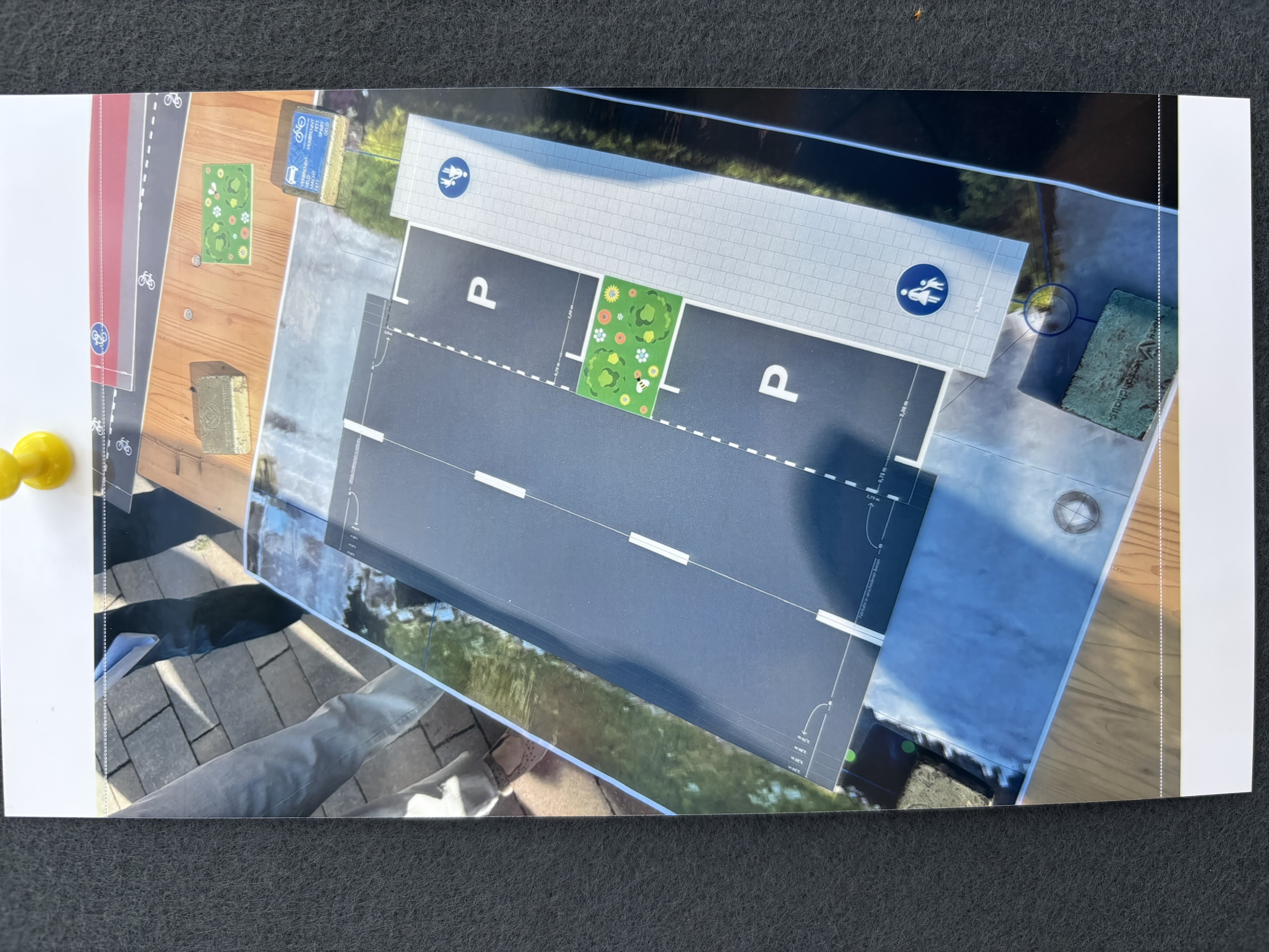 Parken hintereinander - getrennt davon daneben der Gehweg. Foto: Stadt Bielefeld