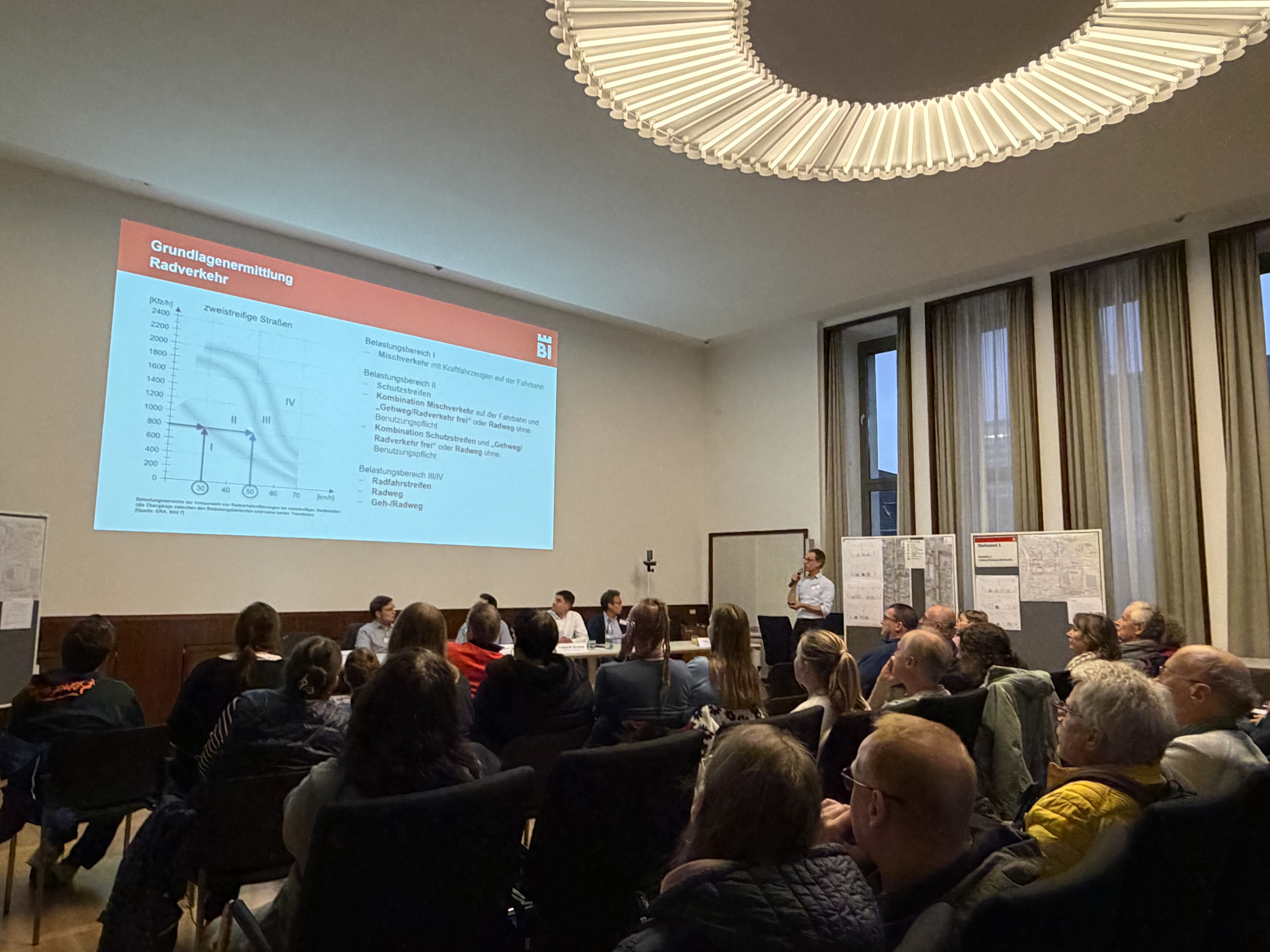 Beim Infoabend wurde den Anwohnenden die Umgestaltung der August-Bebel-Straße vorgestellt. Foto: Stadt Bielefeld
