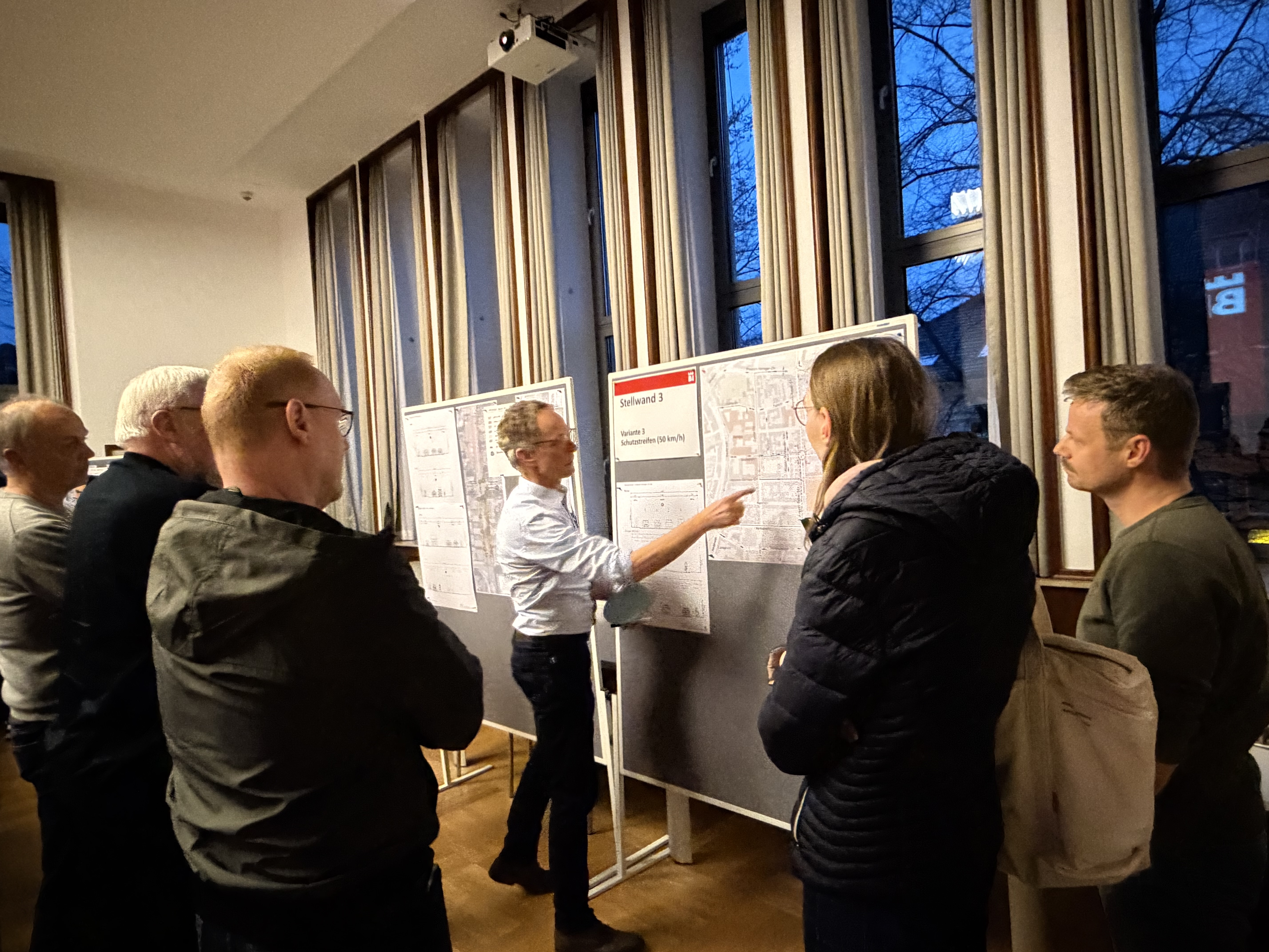 Projektleiter Oliver Spree zeigt die veränderten Fahrtwege für Autos nach dem Umbau der August-Bebel-Straße. Foto: Stadt Bielefeld