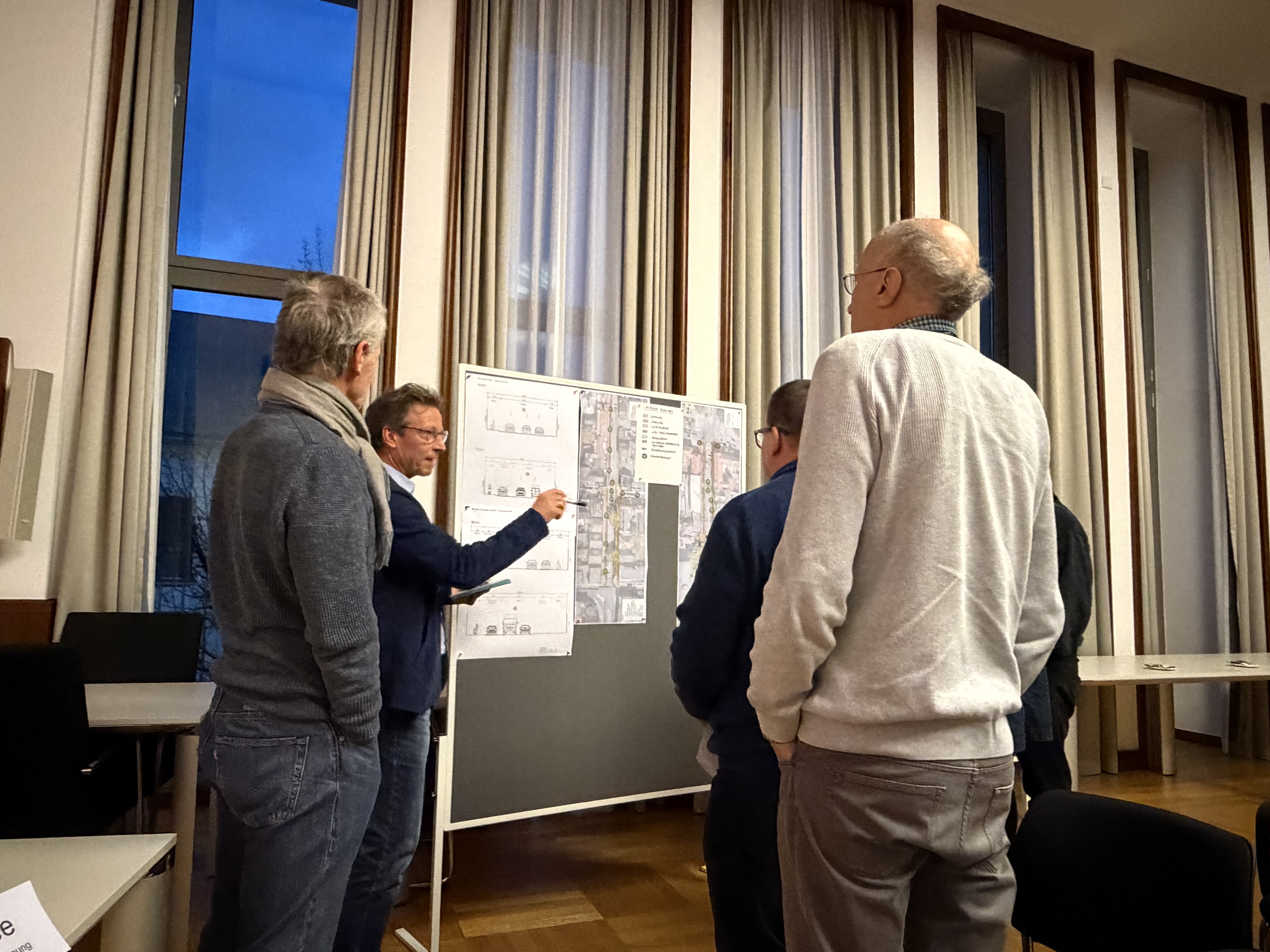 Verkehrsplaner Frank Homann erläutert die Planung der Variante A für die August-Bebel-Straße. Foto: Stadt Bielefeld