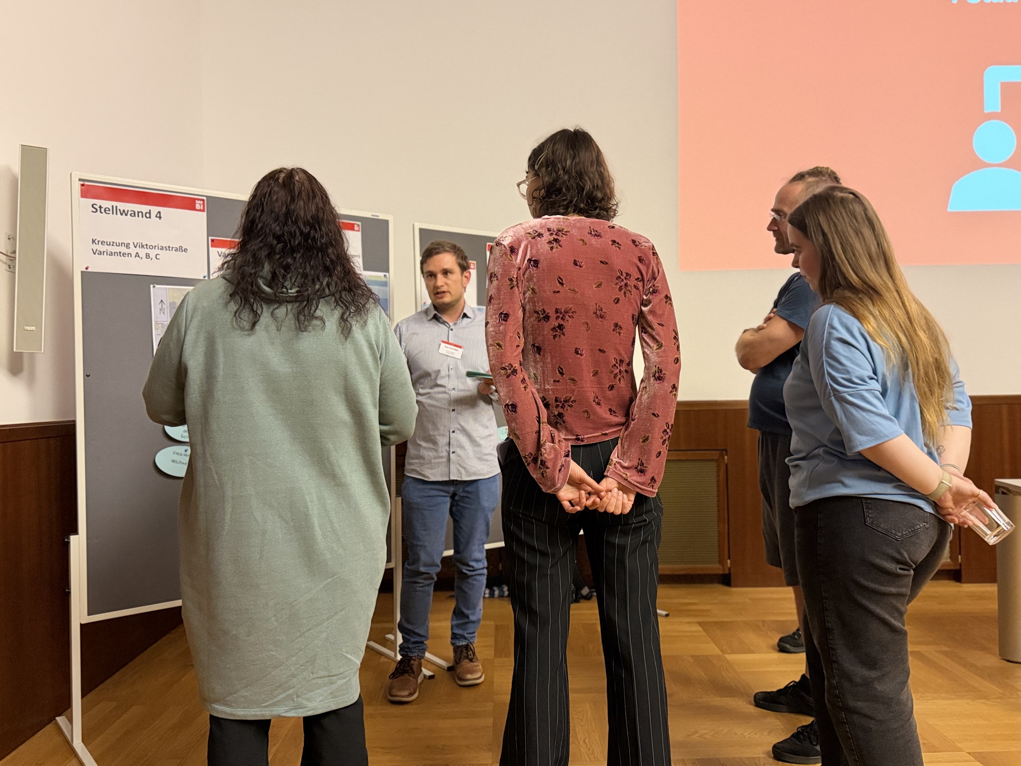 Kay-Lennard Schröder vom Team Verkehrslenkung nimmt die Hinweise der Anwohnenden zur Planung der August-Bebel-Straße auf. Foto: Stadt Bielefeld