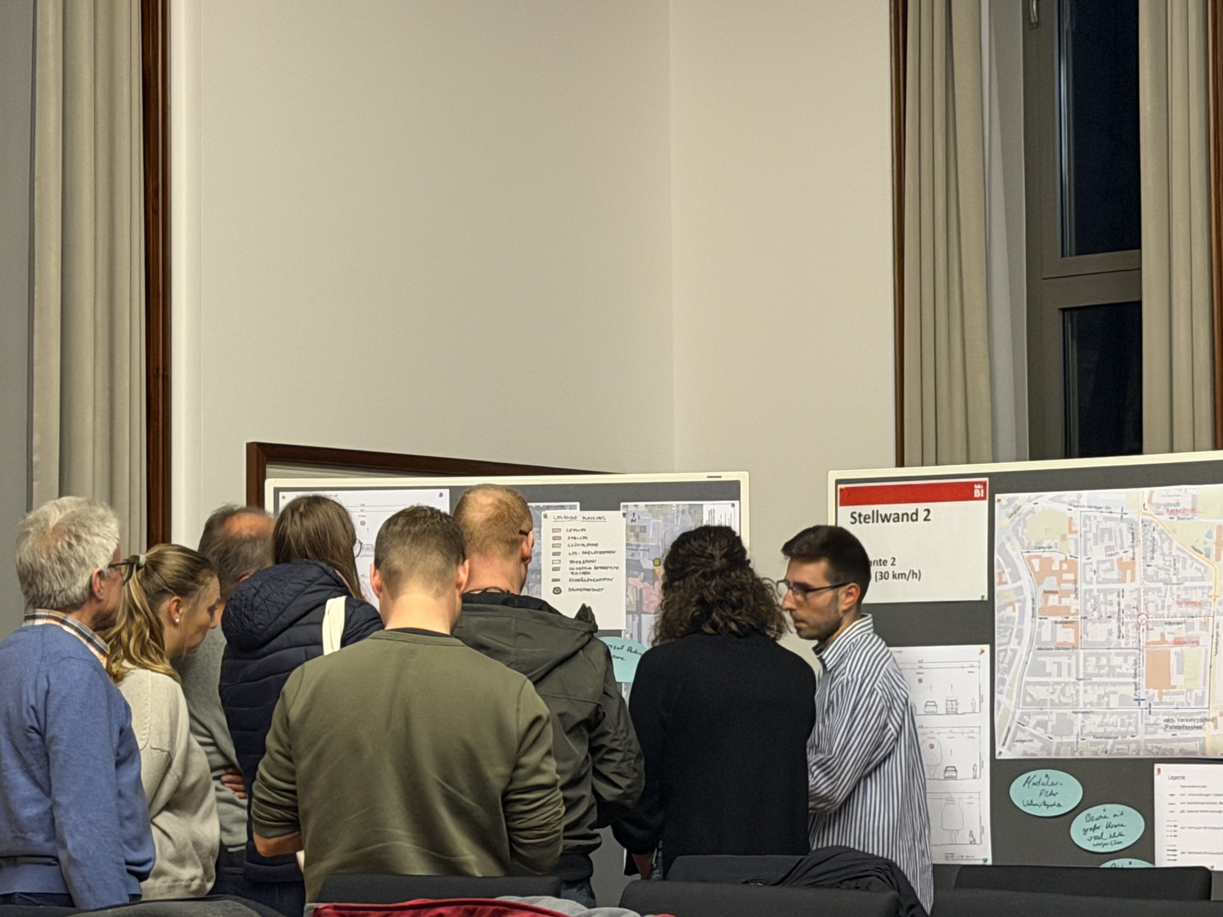 Verkehrsplaner Marvin Hoppert diskutiert mit Anwohnenden die Planung für die August-Bebel-Straße. Foto: Stadt Bielefeld