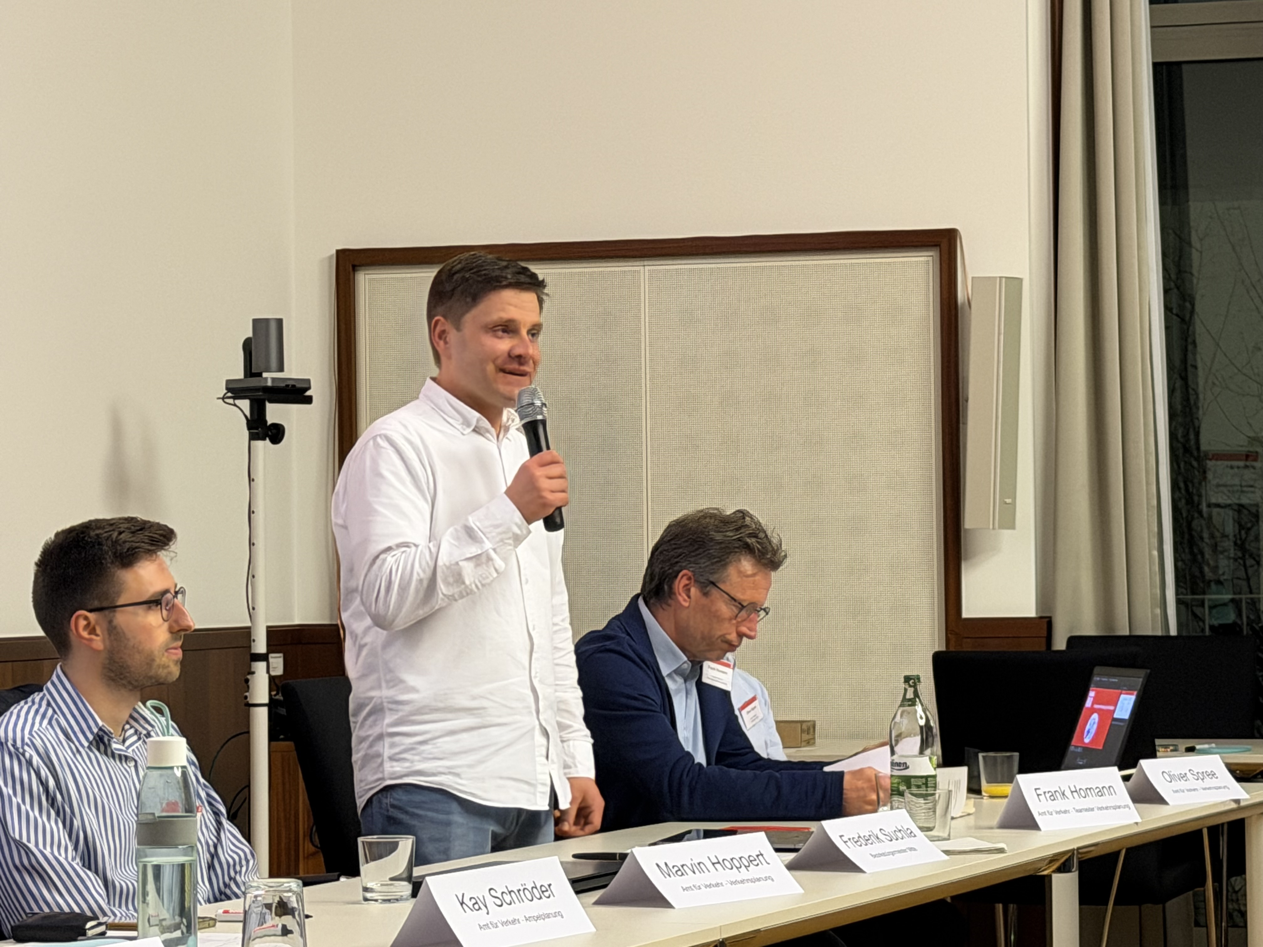 Bezirksbürgermeister Frederik Suchla begrüßt die Anwohnenden zum Infoabend für die Umgestaltung der August-Bebel-Straße. Foto: Stadt Bielefeld