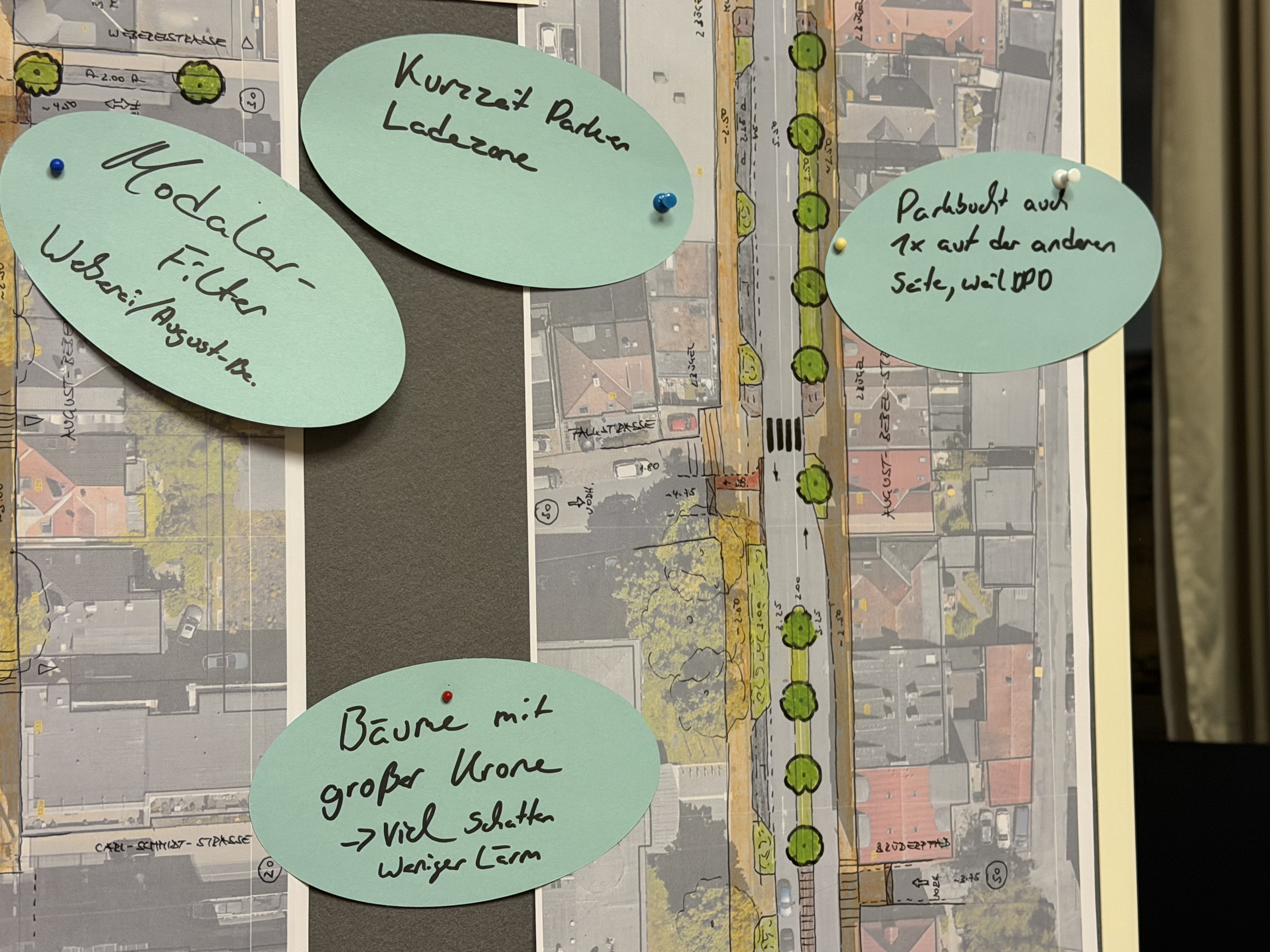 Die Ideen und Anmerkungen der Anwohnenden wurden direkt an den Stellwänden zu den jeweiligen Planungsvarianten notiert. Foto: Stadt Bielefeld