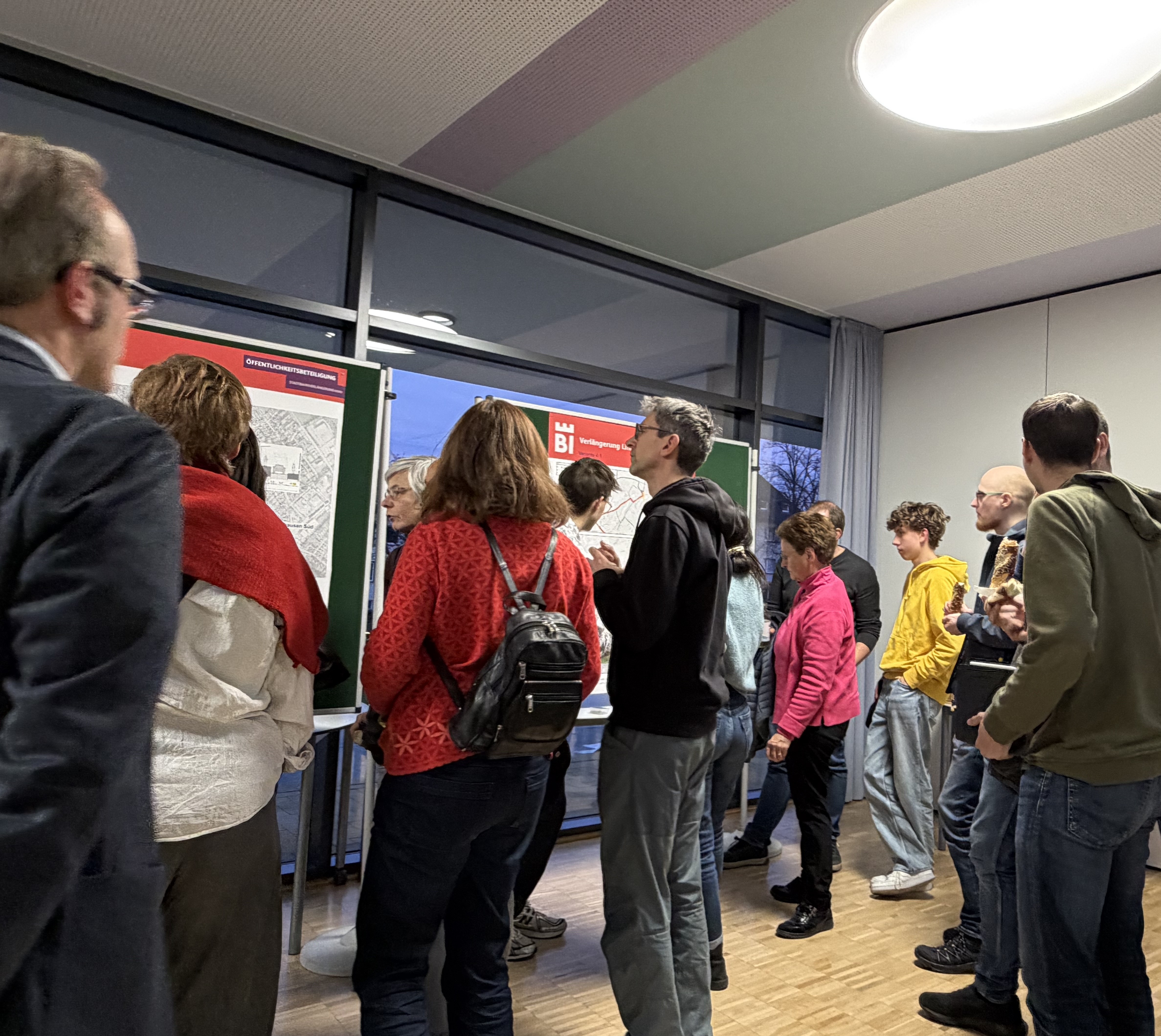 Bürger*innen gingen zu den Stellwänden, um sich die unterschiedlichen Varianten anzuschauen. Foto Stadt Bielefeld