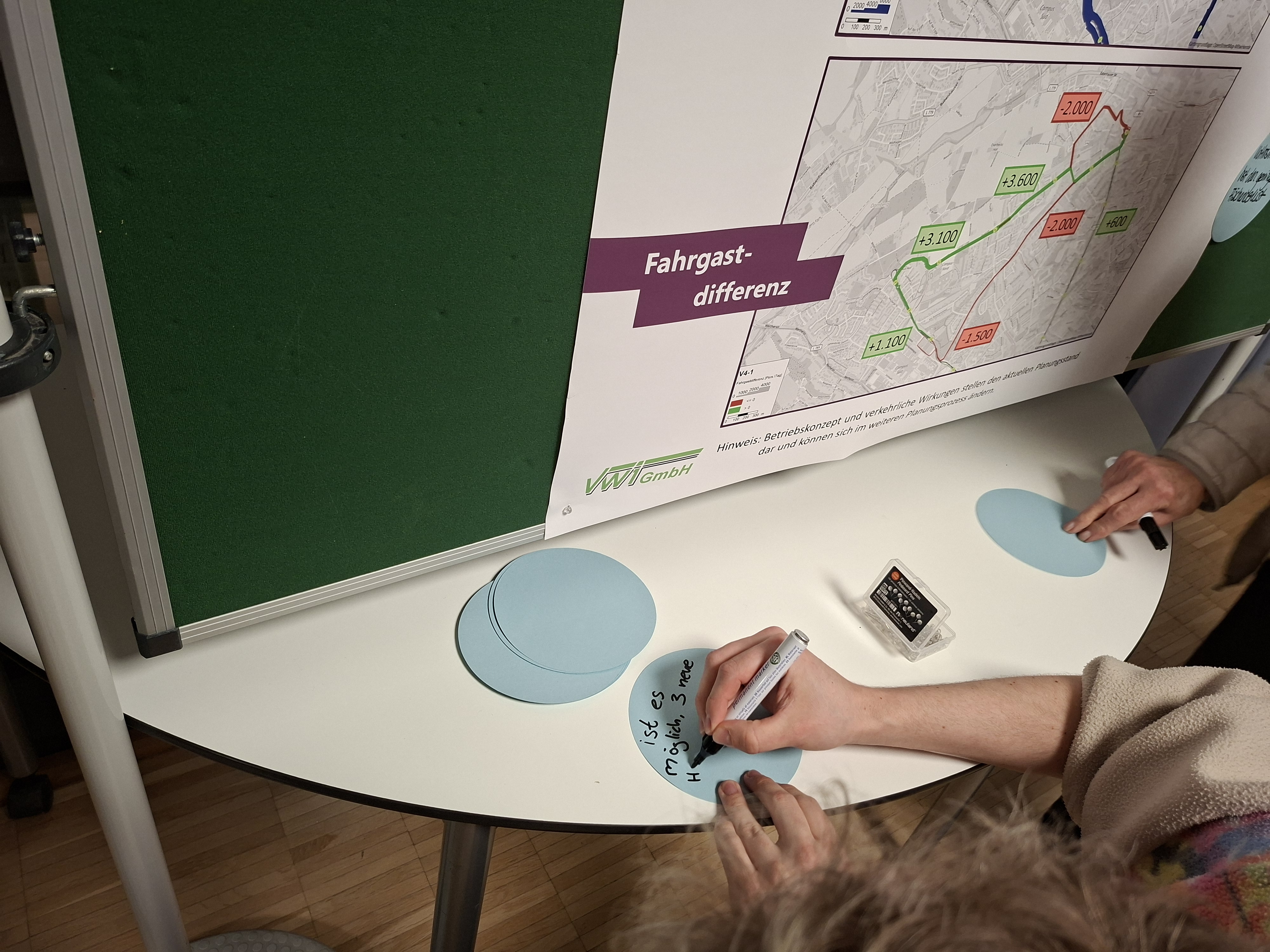 Bei der Öffentlichkeitsbeteiligung konnten die Teilnehmenden ihre Hinweise zur Streckenführung auf blauen Karten notieren. Foto: Stadt Bielefeld