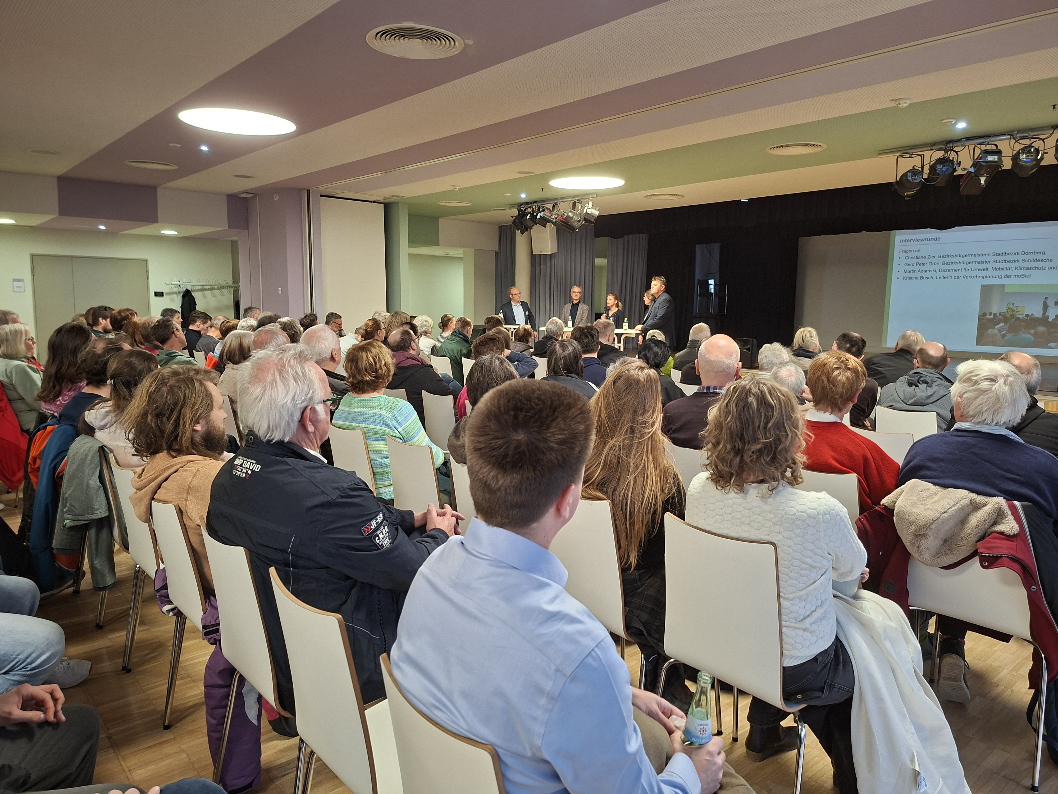 Zur Öffentlichkeitsbeteiligung im Max-Planck-Gymnasium kamen zahlreiche Bürger*innen. Foto: Stadt Bielefeld