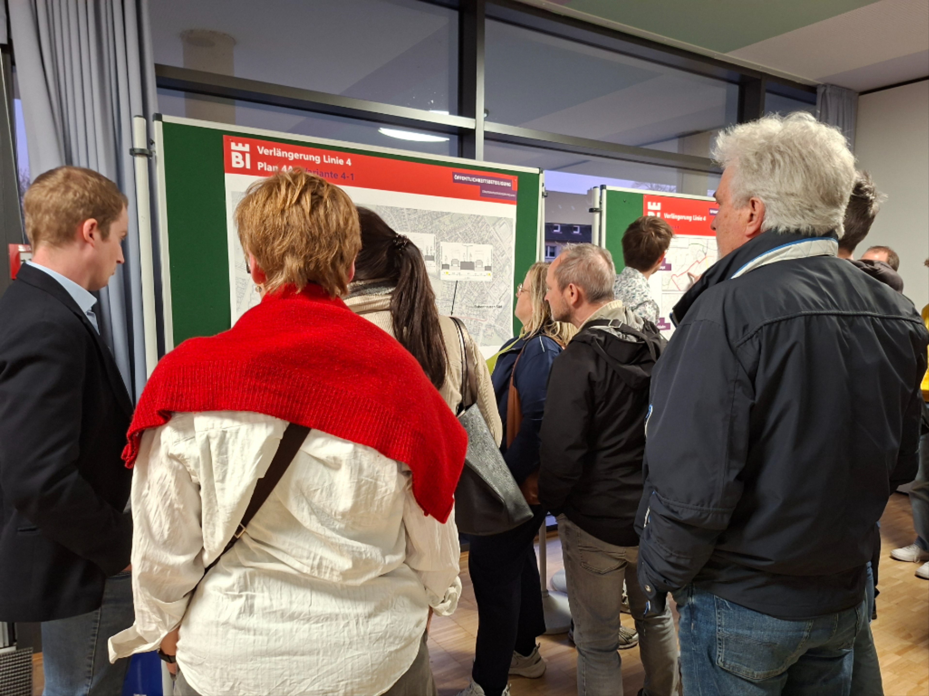 Information und Diskussion an den Stellwänden mit den Plänen zur Verlängerung der Linie 4. Foto: Stadt Bielefeld