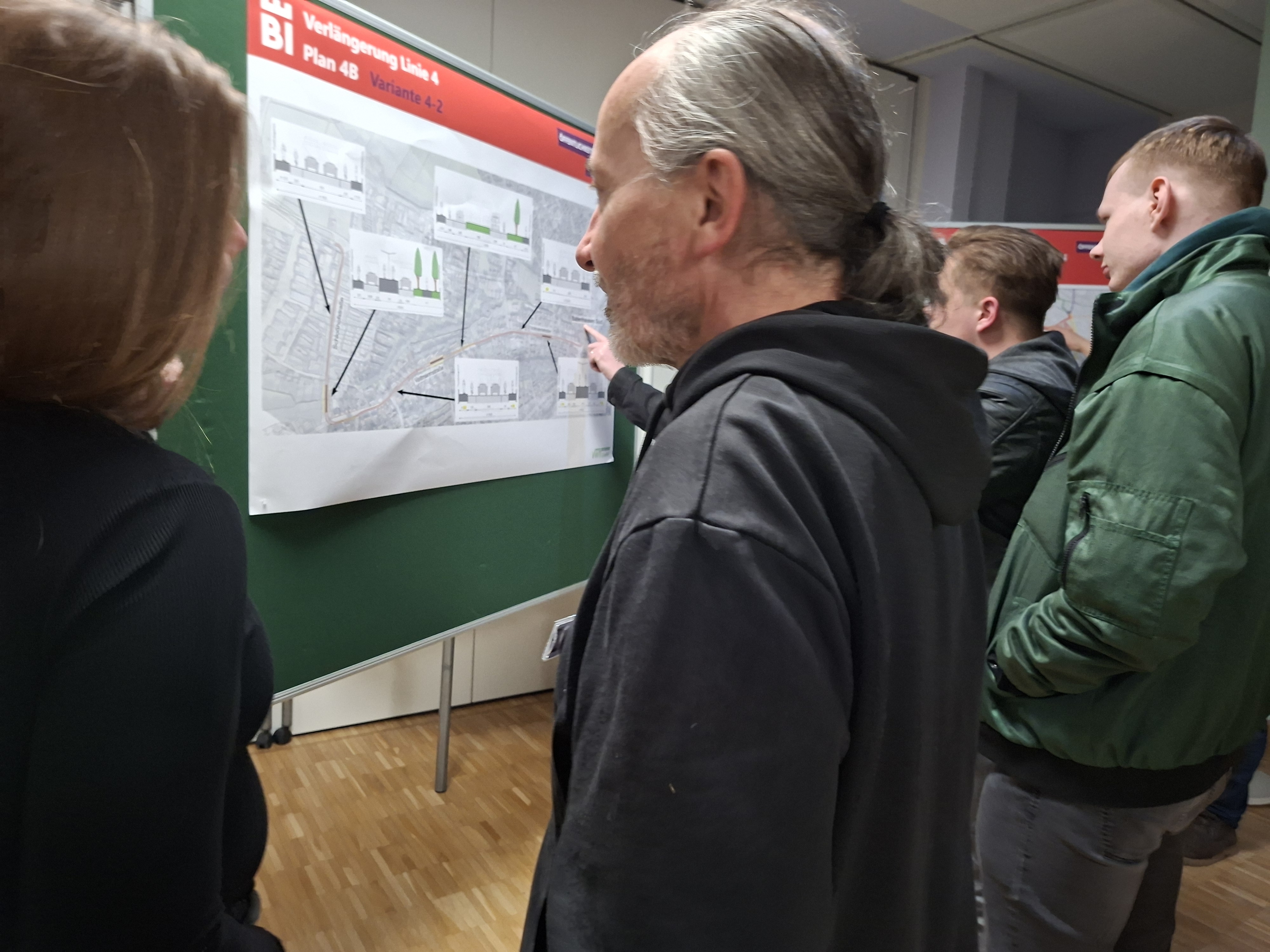 Information und Diskussion mit einem Planer an den Stellwänden zur Verlängerung der Linie 4. Foto: Stadt Bielefeld