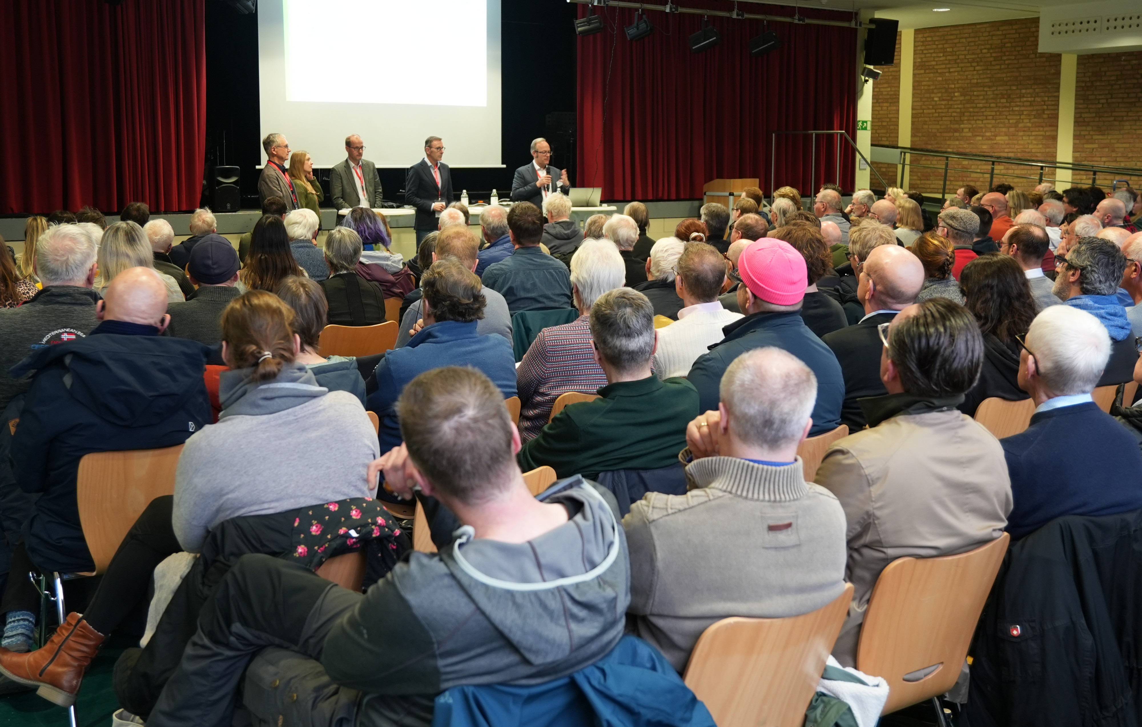 Bei der Öffentlichkeitsbeteiligung in der Realschule Jöllenbeck informierten sich über 100 Bürger*innen. Foto: Stadt Bielefeld