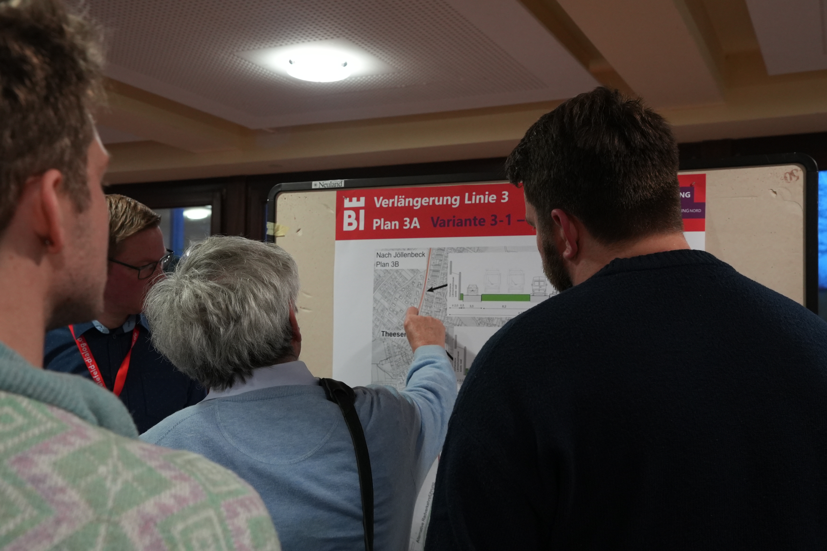 Die Teilnehmenden diskutierten mit den Planern die Streckenführung zur Linie 3. Foto: Stadt Bielefeld