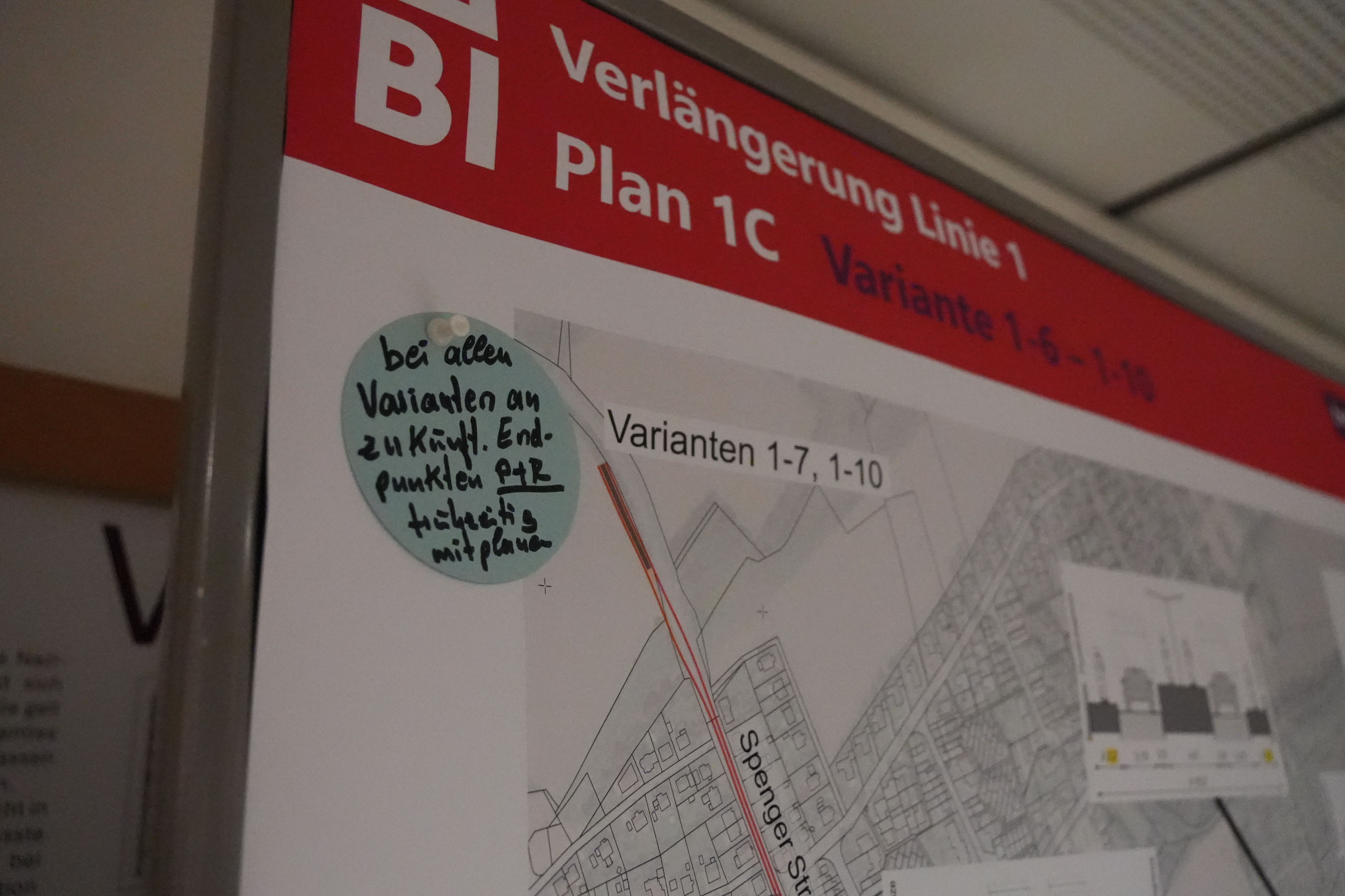 Die Hinweise der Bürger*innen wurden auf blauen Karten an die Pläne zur Streckenführung der Linie 1 angeheftet. Foto: Stadt Bielefeld