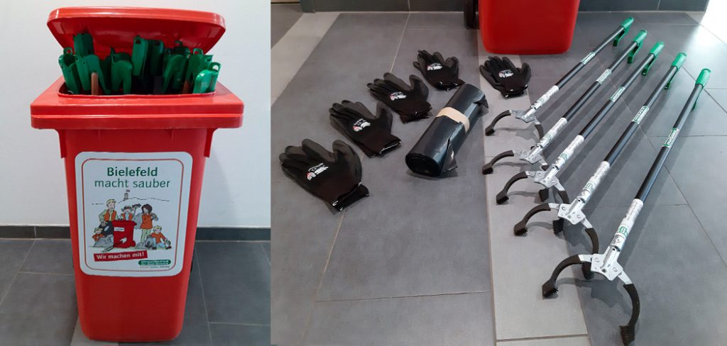 Greifzangen, Handschuhe und eine Mülltone mit Bielefeld Logo Greifzangen, Handschuhe und eine Mülltone mit Bielefeld Logo