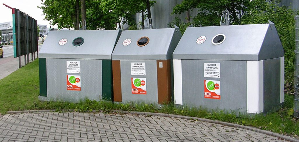 Drei Altglascontainer neben einem Fußweg