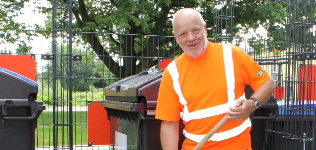 Standort Service Plus Mitarbeiter bei der Arbeit