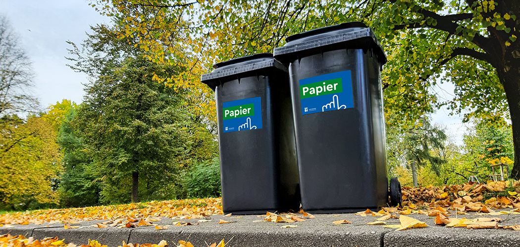Zwei Bielefeld Papiertonnen im Park Zwei Bielefeld Papiertonnen im Park