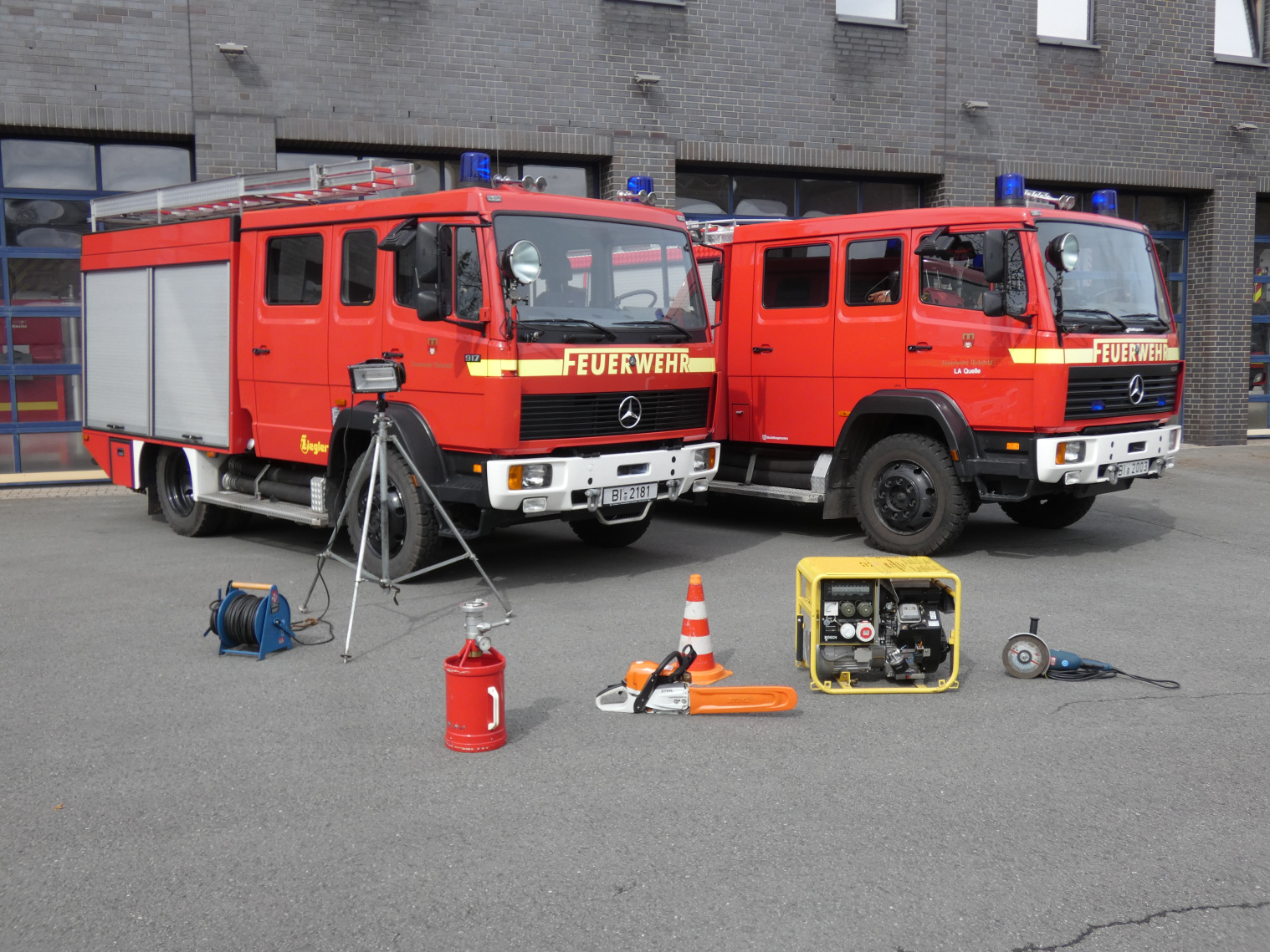 Zwei Feuerwehrwagen und verschiedene Gerätschaften