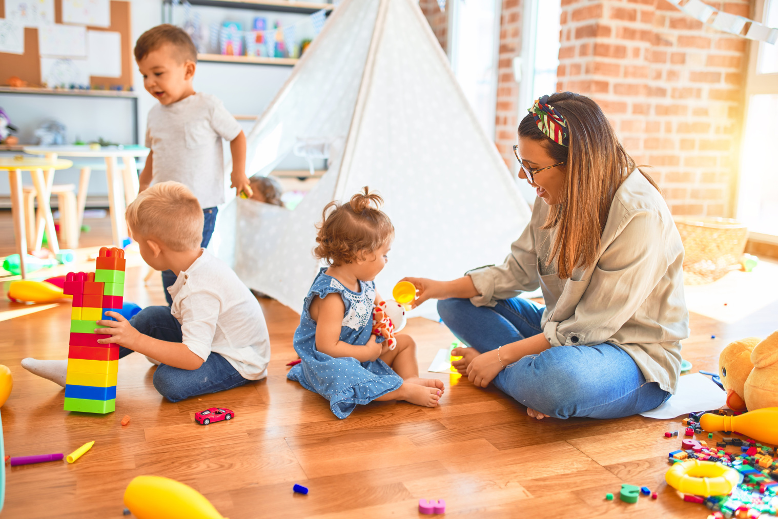 Erzieherin spielt mit Kindern