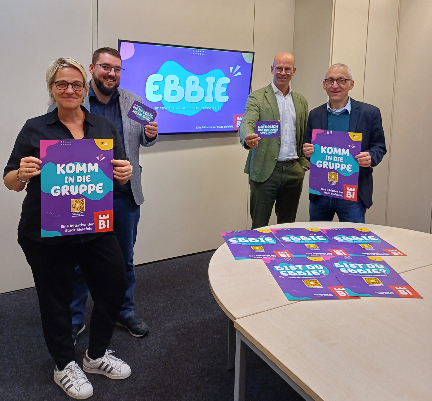 Bauen die Fachkräfteinitiative EBBIE weiter aus: Christine Schmidt-Vogt, Christopher Witt, Dezernent Ingo Nürnberger und Ulrich Gödde. Foto: Stadt Bielefeld.
