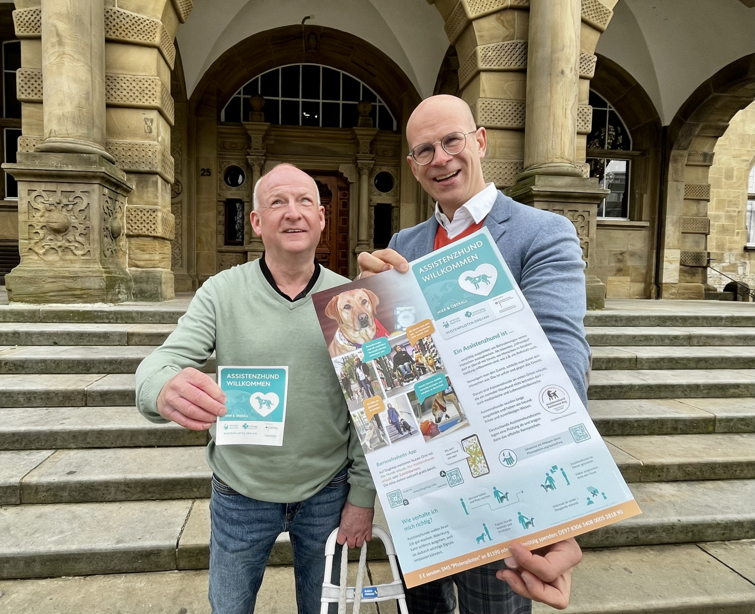 Bielefelds Sozialdezernent Ingo Nürnberger (rechts) freut sich mit Dr. Andreas Bruder (Beiratsvorsitzender für Behindertenfragen) über das Zeichen für Barrierefreiheit und Inklusion.