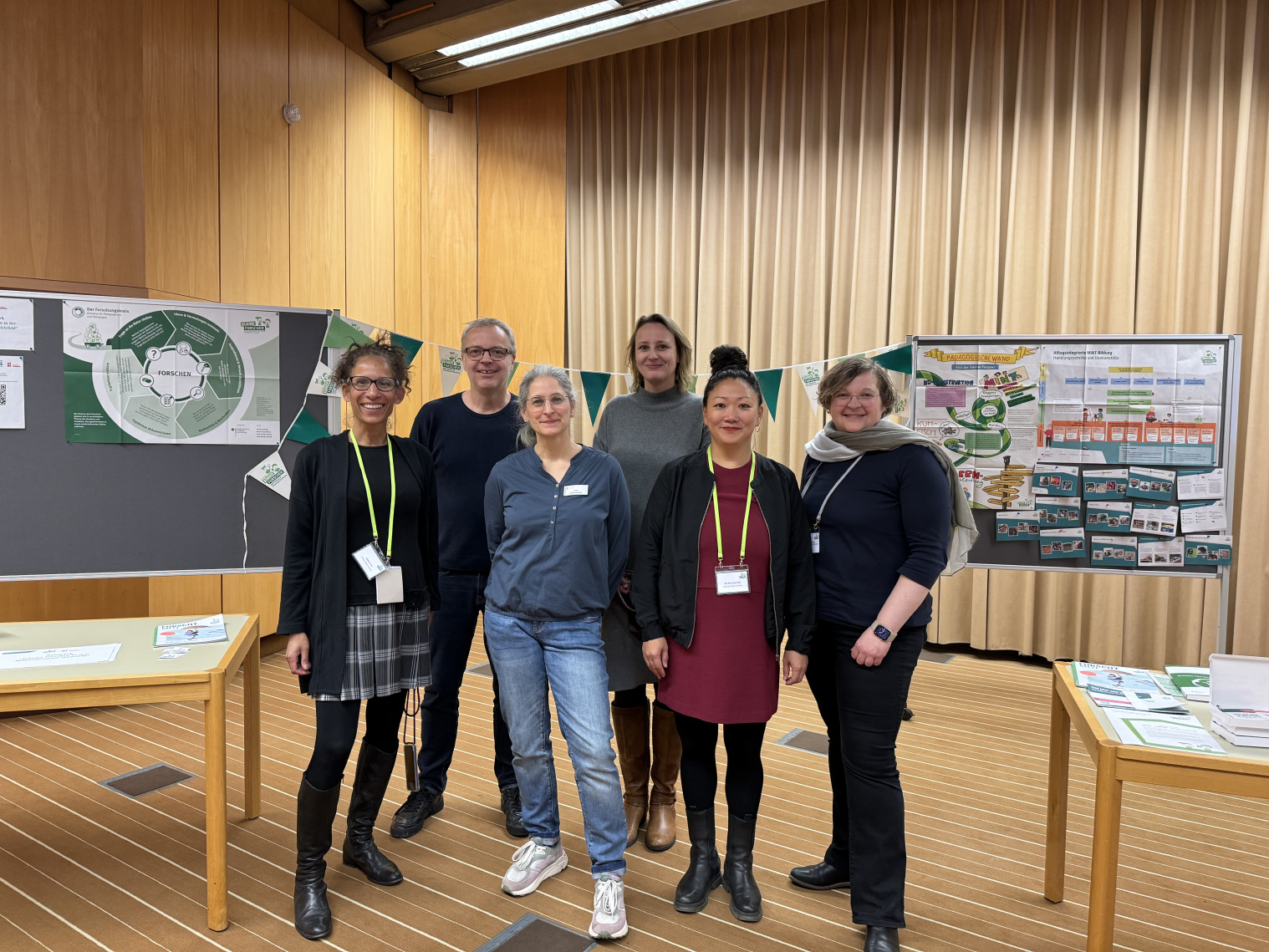 Das neue Netzwerk "Kinder forschen in der Bildungsregion Bielefeld (v.l.): Natalie Tadros (Stiftung 'Kinder forschen'), Olaf Mundhenke (Kompetenzteam Bielefeld), Insa Schlumbohm (Bildungsbüro Bielefeld), Christina Mersch (Stiftung 'Kinder forschen'), Kira Woo Yung Driller (Stiftung 'Kinder forschen') und Anna Behring (Stiftung 'Kinder forschen'). Foto: Stadt Bielefeld.