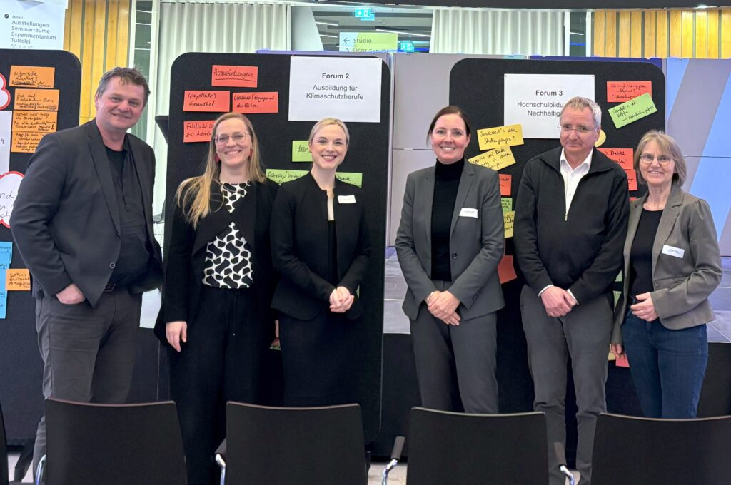 Die Organisator*innen beim Veranstaltungsteil in der Bielefelder Wissenswerkstadt (v.l.): Martin Adamski (Stadt Bielefeld), Gesa Fischer (Wissenswerkstadt Bielefeld), Prof’in Dr. Natalie Bartholomäus (Hochschule Bielefeld), Romy Mamerow (Parents for Future Bielefeld), Prof. Dr. Walter Pfeiffer (Universität Bielefeld) und Birgit Reher (Umweltamt Bielefeld). Die Organisator*innen beim Veranstaltungsteil in der Bielefelder Wissenswerkstadt (v.l.): Martin Adamski (Stadt Bielefeld), Gesa Fischer (Wissenswerkstadt Bielefeld), Prof’in Dr. Natalie Bartholomäus (Hochschule Bielefeld), Romy Mamerow (Parents for Future Bielefeld), Prof. Dr. Walter Pfeiffer (Universität Bielefeld) und Birgit Reher (Umweltamt Bielefeld).