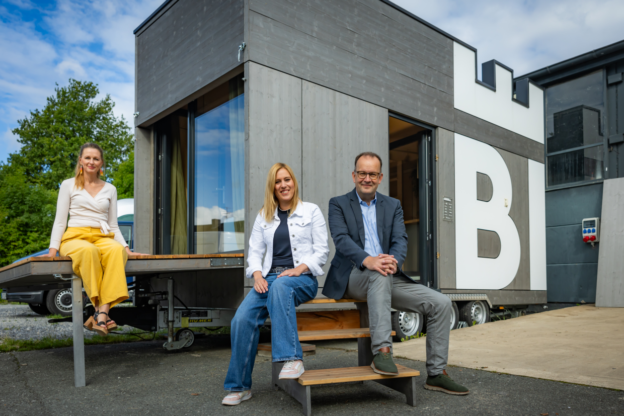 Waren mit dem "tu:bie" in drei Bielefelder Stadtteilen unterwegs: (von links) Birgit Schroers, Julia Lehmann und Martin Knabenreich von Bielefeld Marketing. Foto: Bielefeld Marketing GmbH | Sarah Jonek