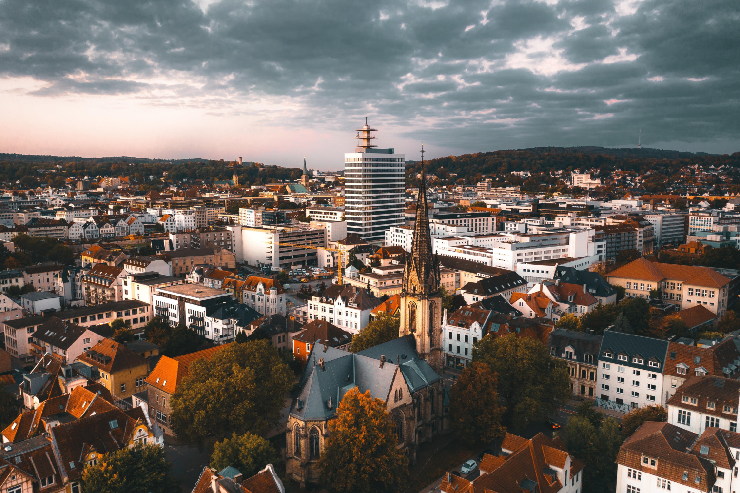 Bielefeld bei Sonnenaufgang. Foto: Bielefeld Marketing | Tim Fröhlich