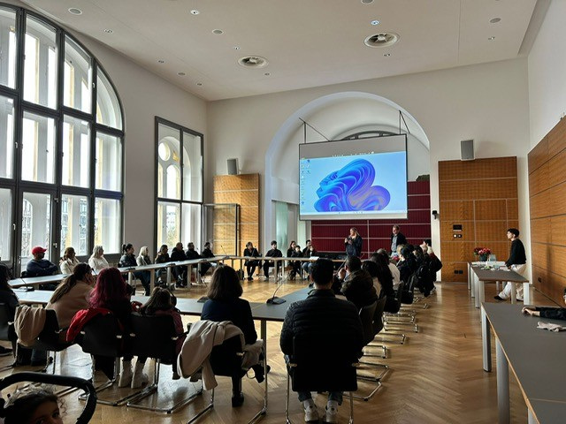  Feierliche Aushändigung der Einbürgerungsurkunden im Rochdale-Saal. Foto: Stadt Bielefeld