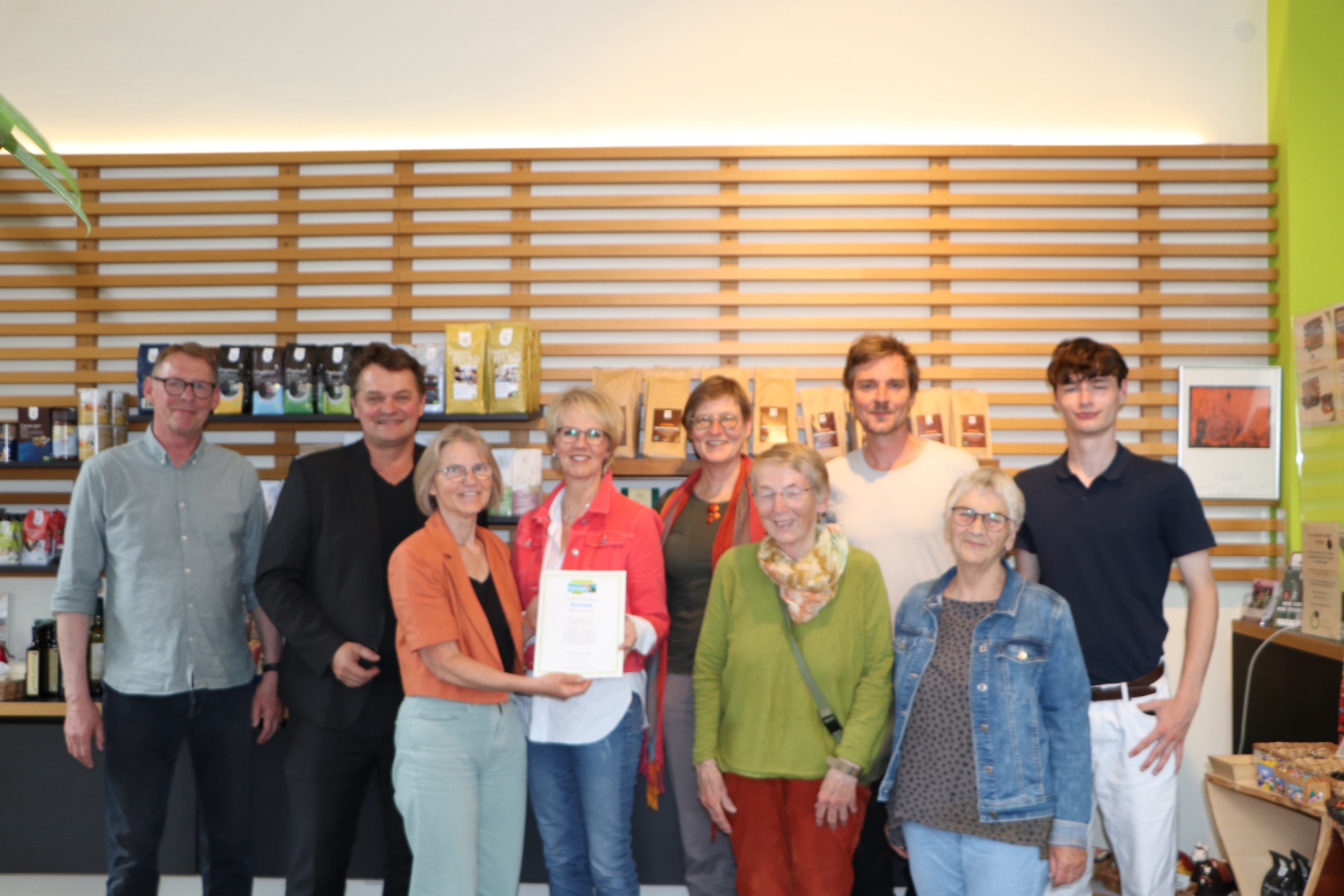 Gruppenfoto vom Termin zur Rezertifzierung der Fairtrade Stadt im Juni 2025 Gruppenfoto vom Termin zur Rezertifzierung der Fairtrade Stadt im Juni 2025