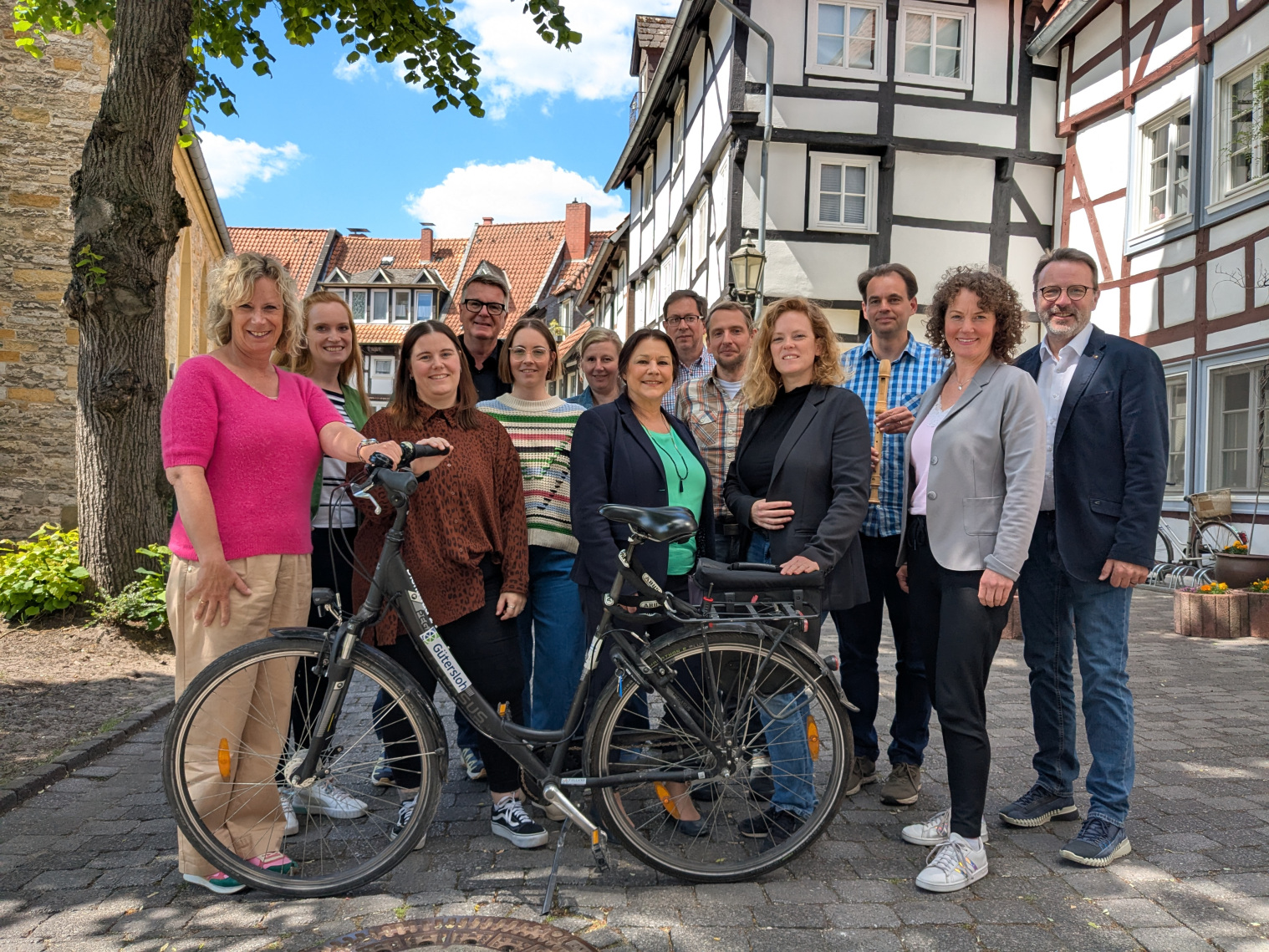 Die Initiatoren der RadkulTour: (v. l.) Kerstin Ebert, Carina Flake, Pauline Meckes, Andreas Kimpel, Jaqueline Lewald, Annika Ellerweg, Brigitte Brand, Michael Kriszan, Matthias Koch, Lena Jeckel, Michael Deppe, Imke Heidotting und Andreas Hubalek. Foto: Regiopolregion Bielefeld Die Initiatoren der RadkulTour: (v. l.) Kerstin Ebert, Carina Flake, Pauline Meckes, Andreas Kimpel, Jaqueline Lewald, Annika Ellerweg, Brigitte Brand, Michael Kriszan, Matthias Koch, Lena Jeckel, Michael Deppe, Imke Heidotting und Andreas Hubalek. Foto: Regiopolregion Bielefeld