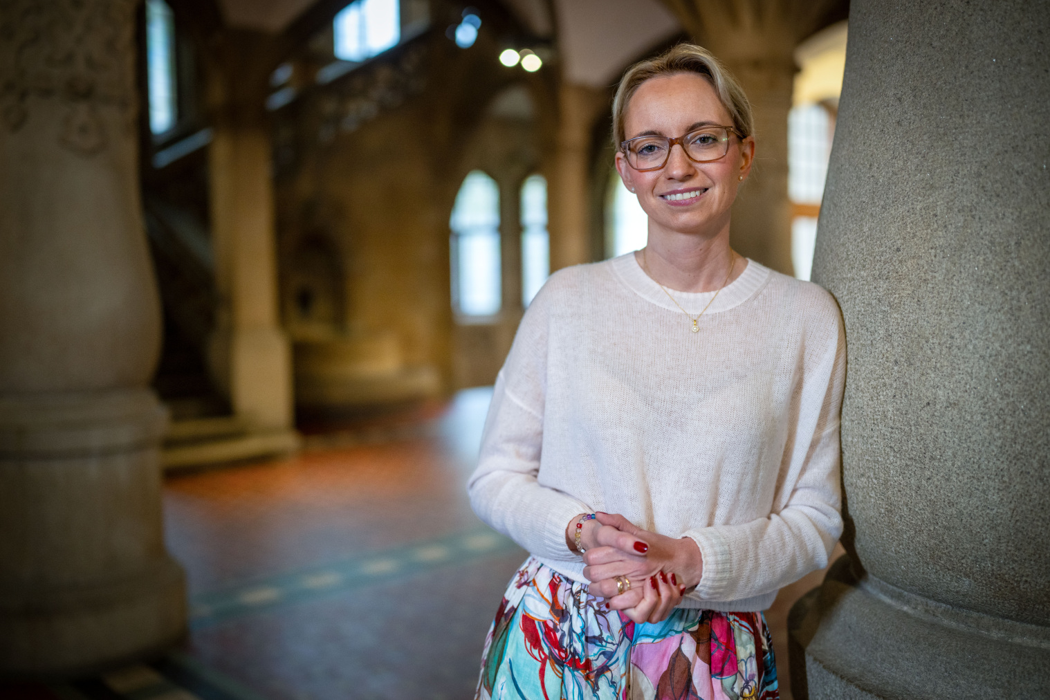 Oberbürgermeisterin Dr. Christiana Bauer im Eingangsfoyer des Alten Rathauses.
