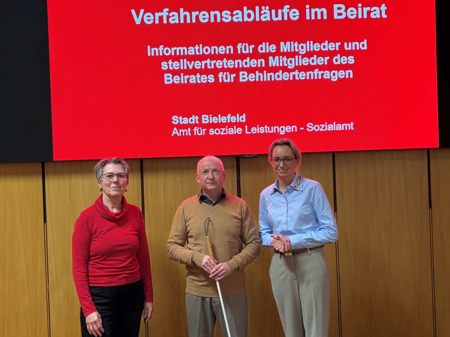 Drei Personen vor einem Videoscreen, darunter die Oberbürgermeisterin Bauer und Vorsitzender Bruder. Foto: Stadt Bielefeld