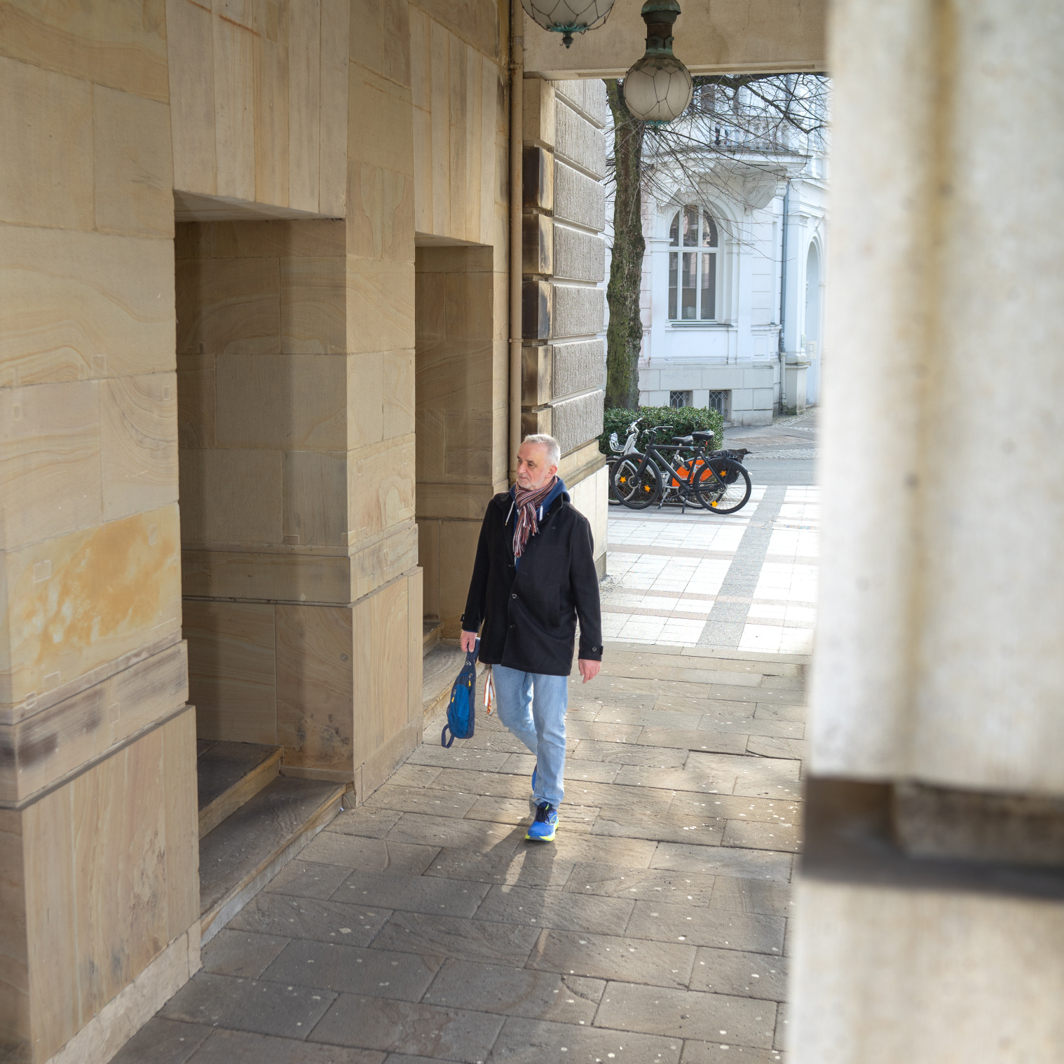 Arthur fühlte sich einsam vor dem Theater. Foto: Jülide Yesilgöz