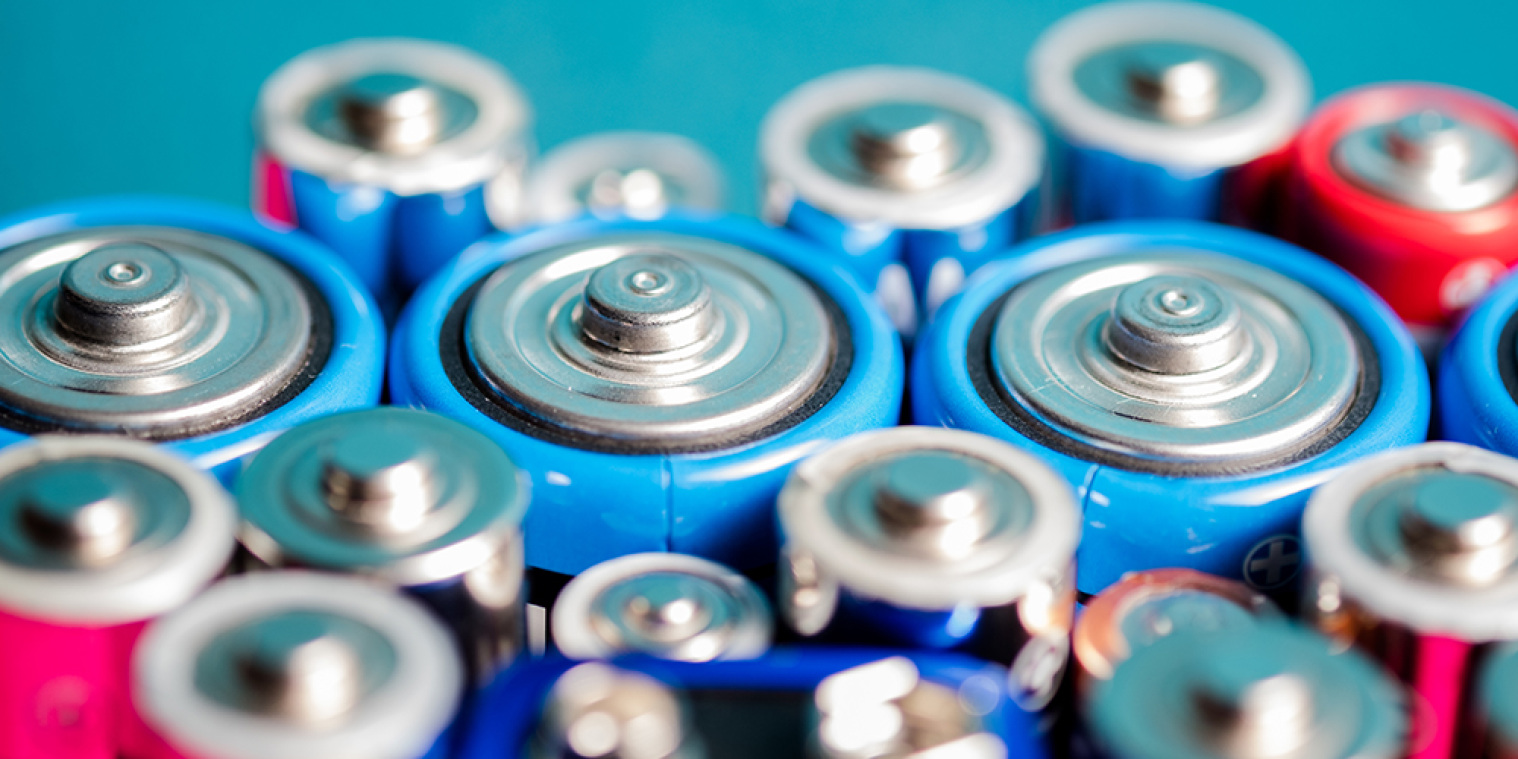 Verschiedene Batteriearten aufgestellt