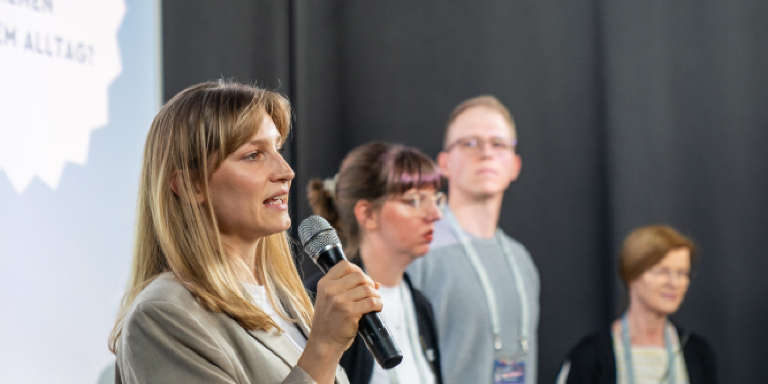 Organisator*innen des Markts der digitalen Möglichkeiten halten eine Eröffnungsrede. 