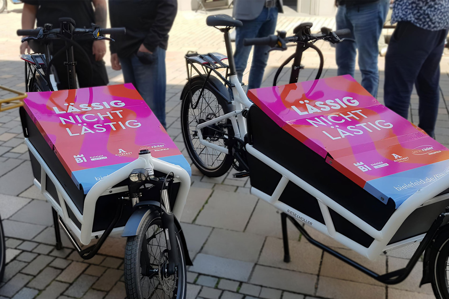 Zwei Lastenräder im Design der Kampagne "Bielefeld fährt Rad"