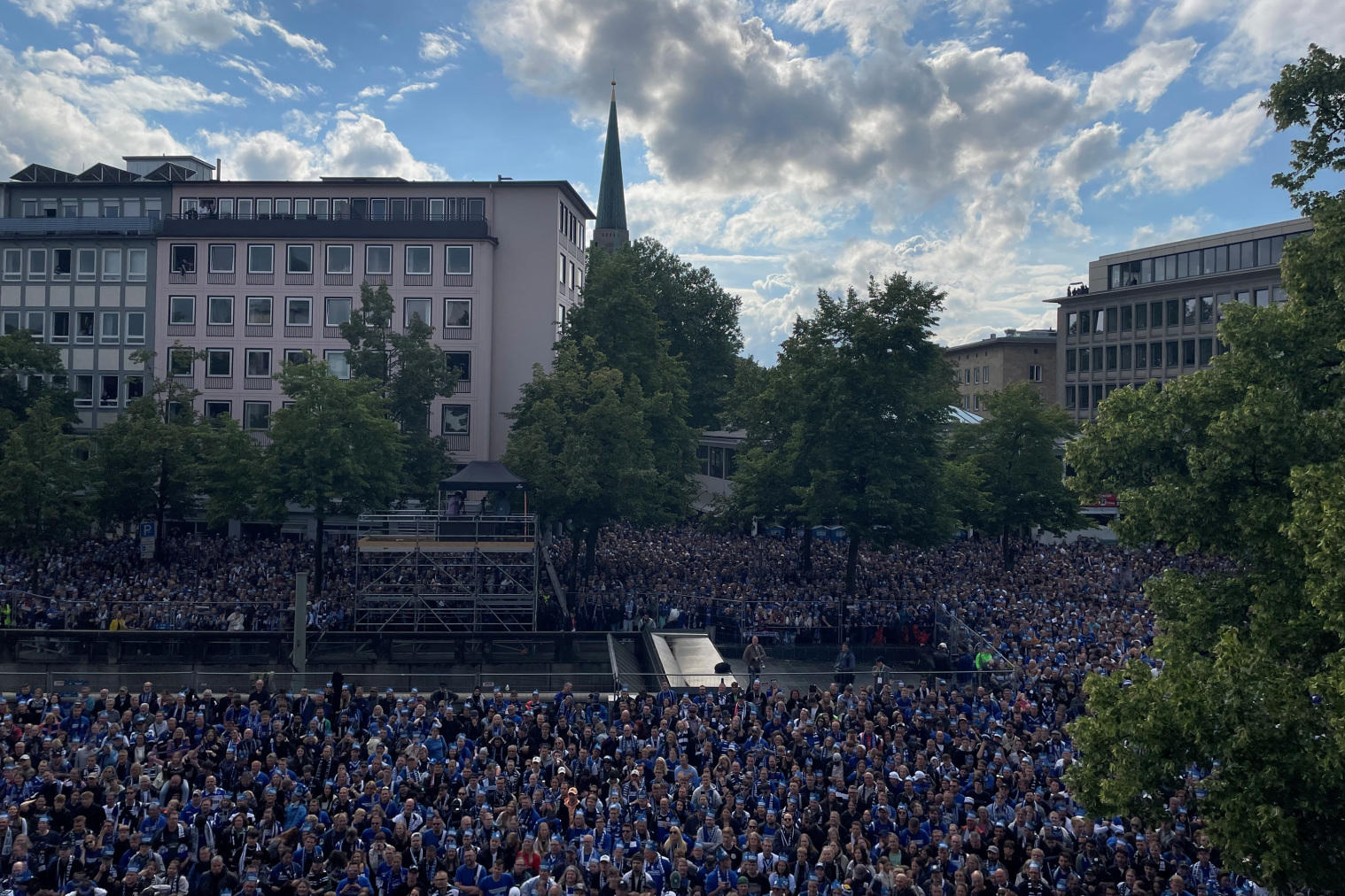 Der Blick vom Rathausbalkon