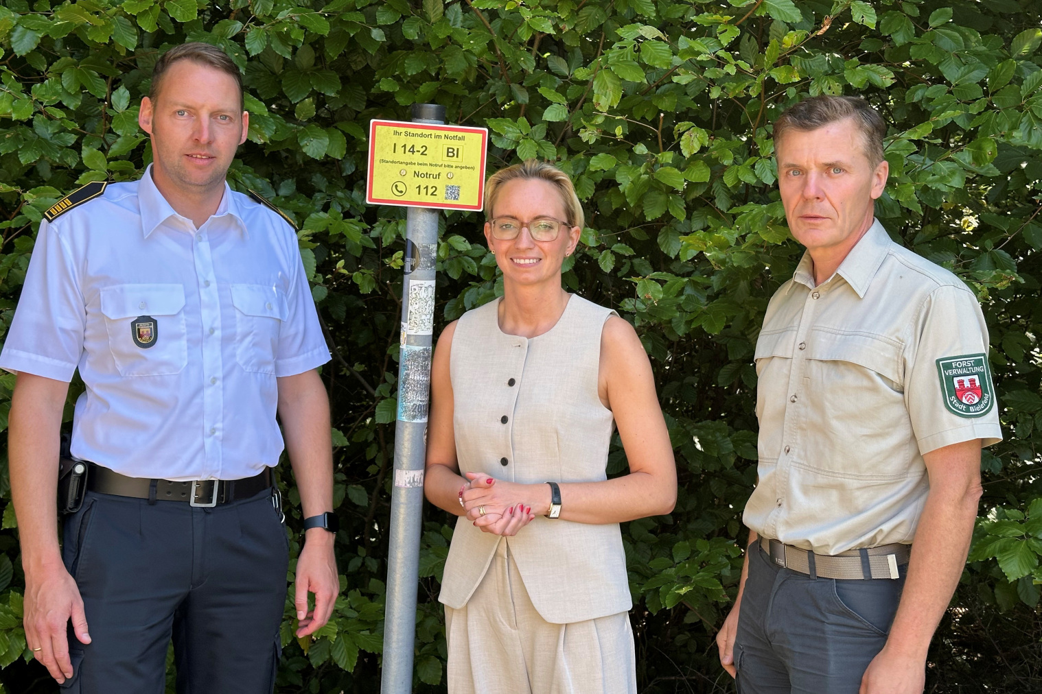Am Waldrettungspunkt oberhalb der Ochsenheide (v.l.): Maximilian Rempel (Feuerwehramt), Oberbürgermeisterin Dr. Christiana Bauer und Henrik Jazwinski (Umweltbetrieb). 