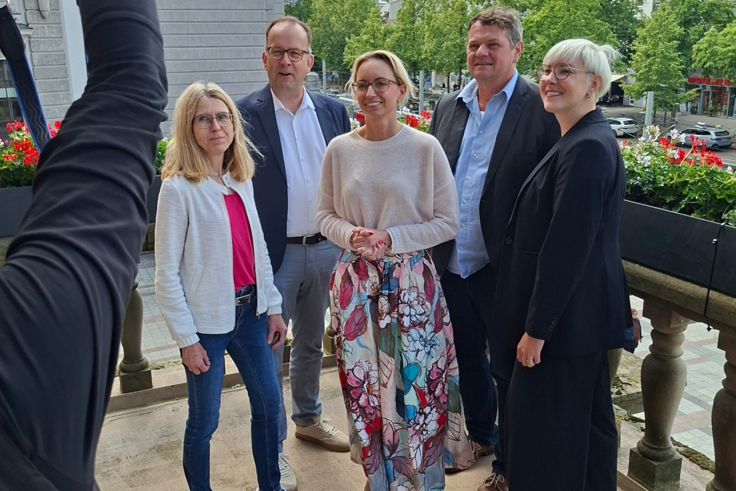 Oberbürgermeisterin Bauer mit Martin Knabenreich (Bielefeld Marketing GmbH), Martin Adamski (Dezernent), Katharina Schilberg (Bielefeld Marketing GmbH) und Katrin Köppe (Dezernat 3)